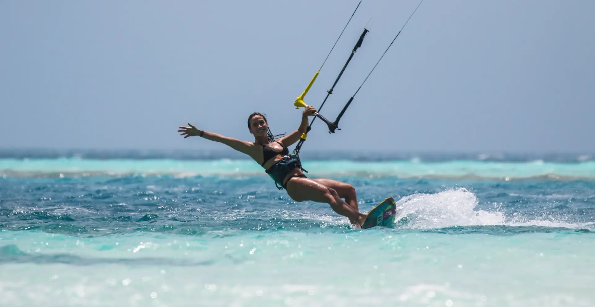 Kitesurfer en través abierto