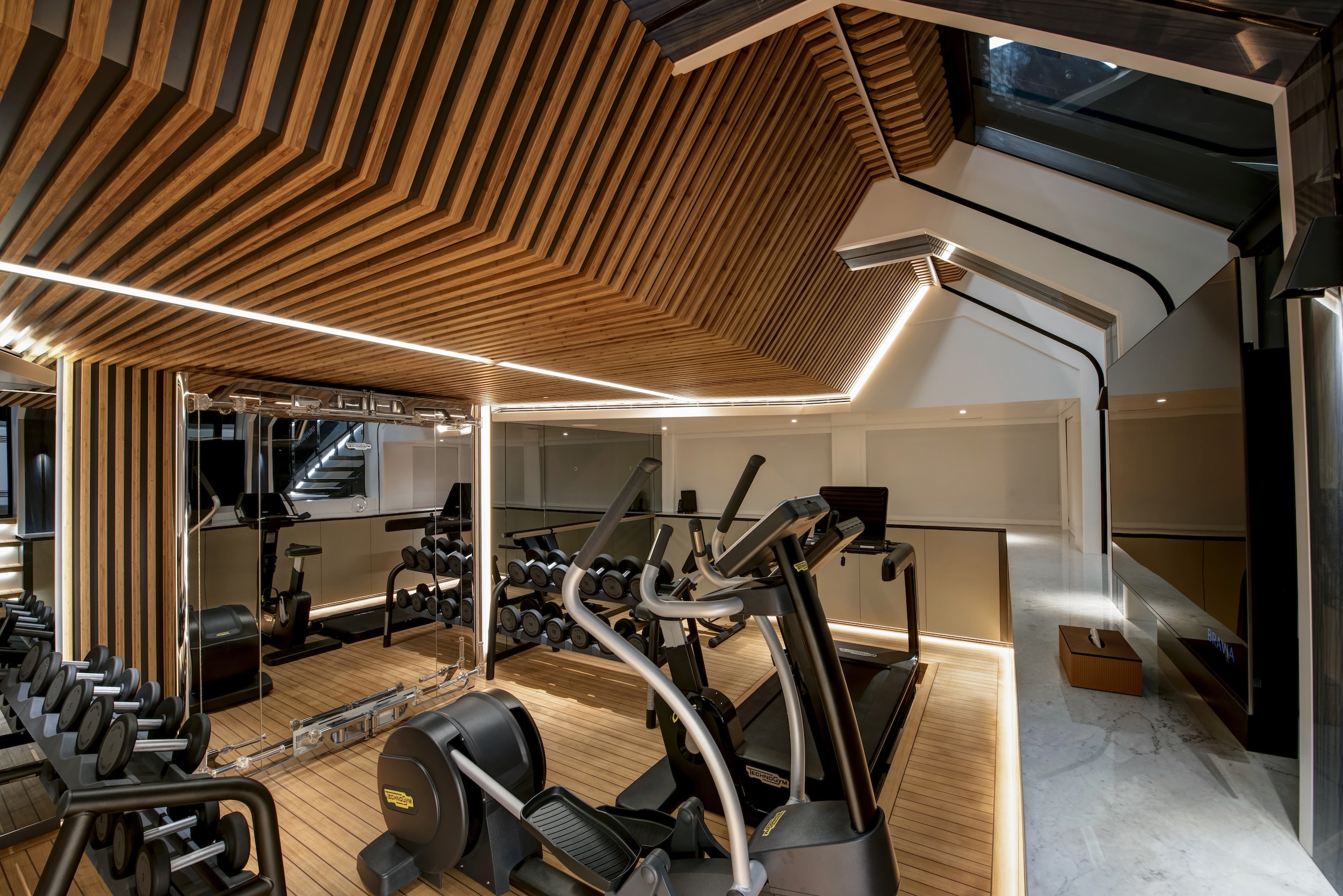 Gimnasio con cielorraso de bambú