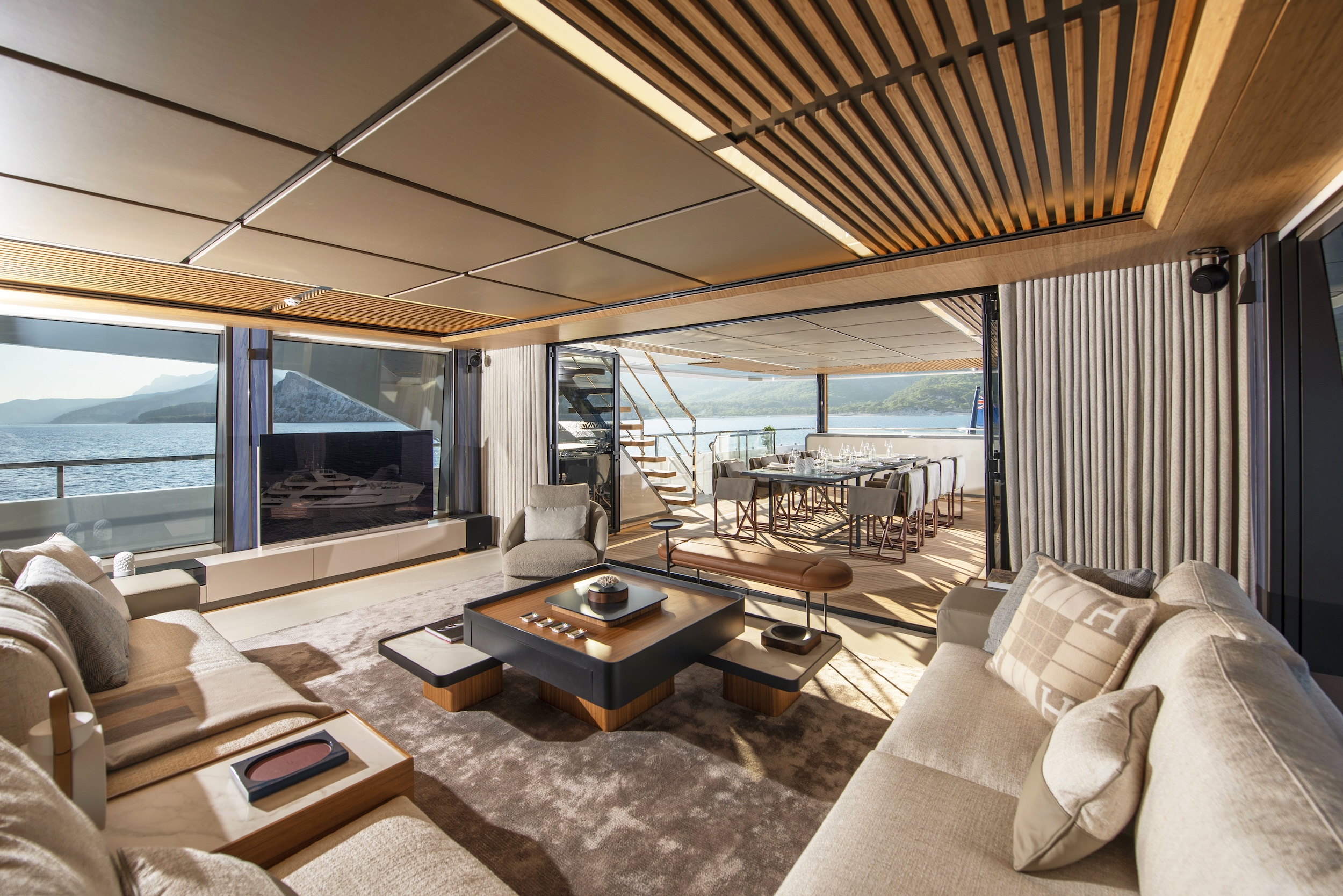 Salón principal con vista a las montañas