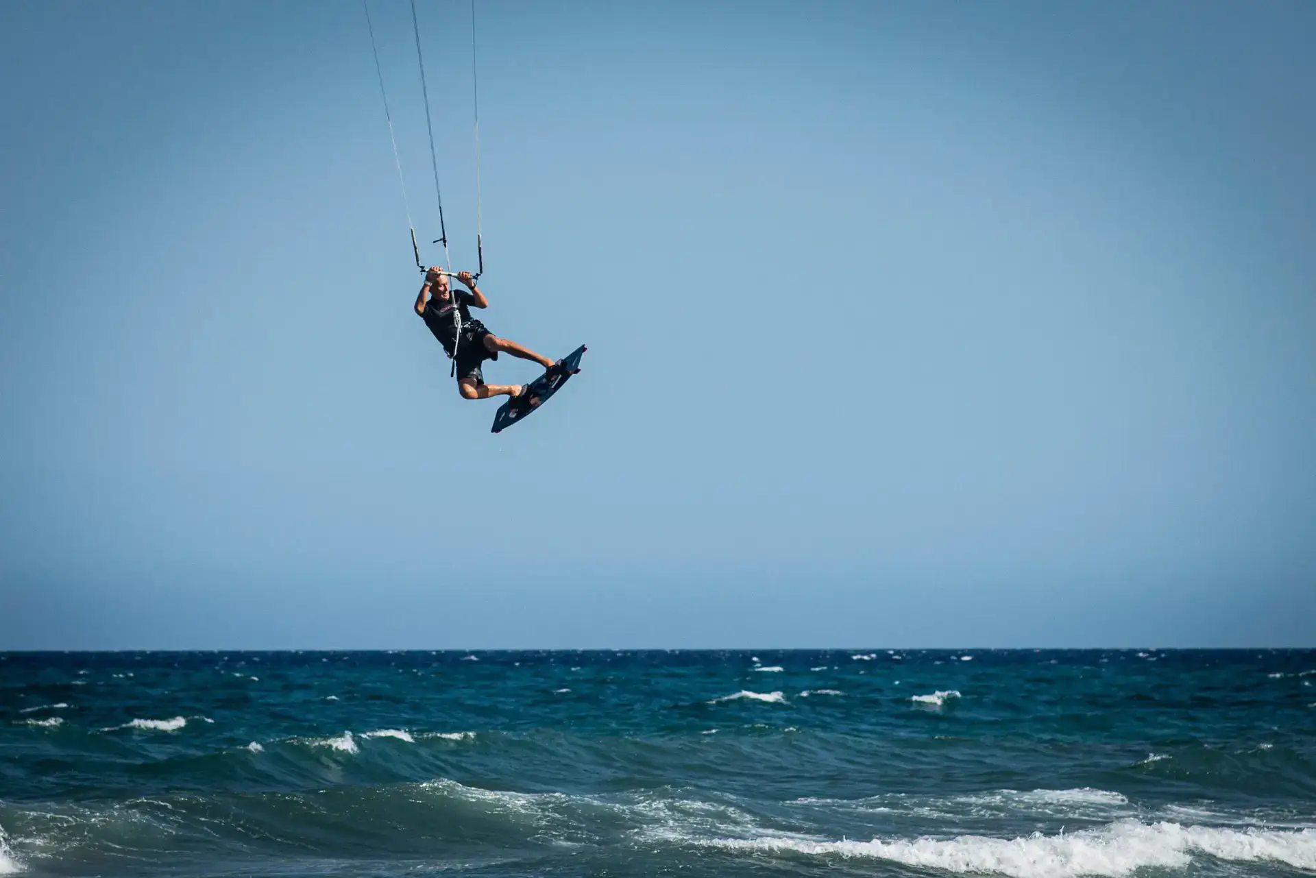 Kitesurfer en el aire, muy por encima de la superficie