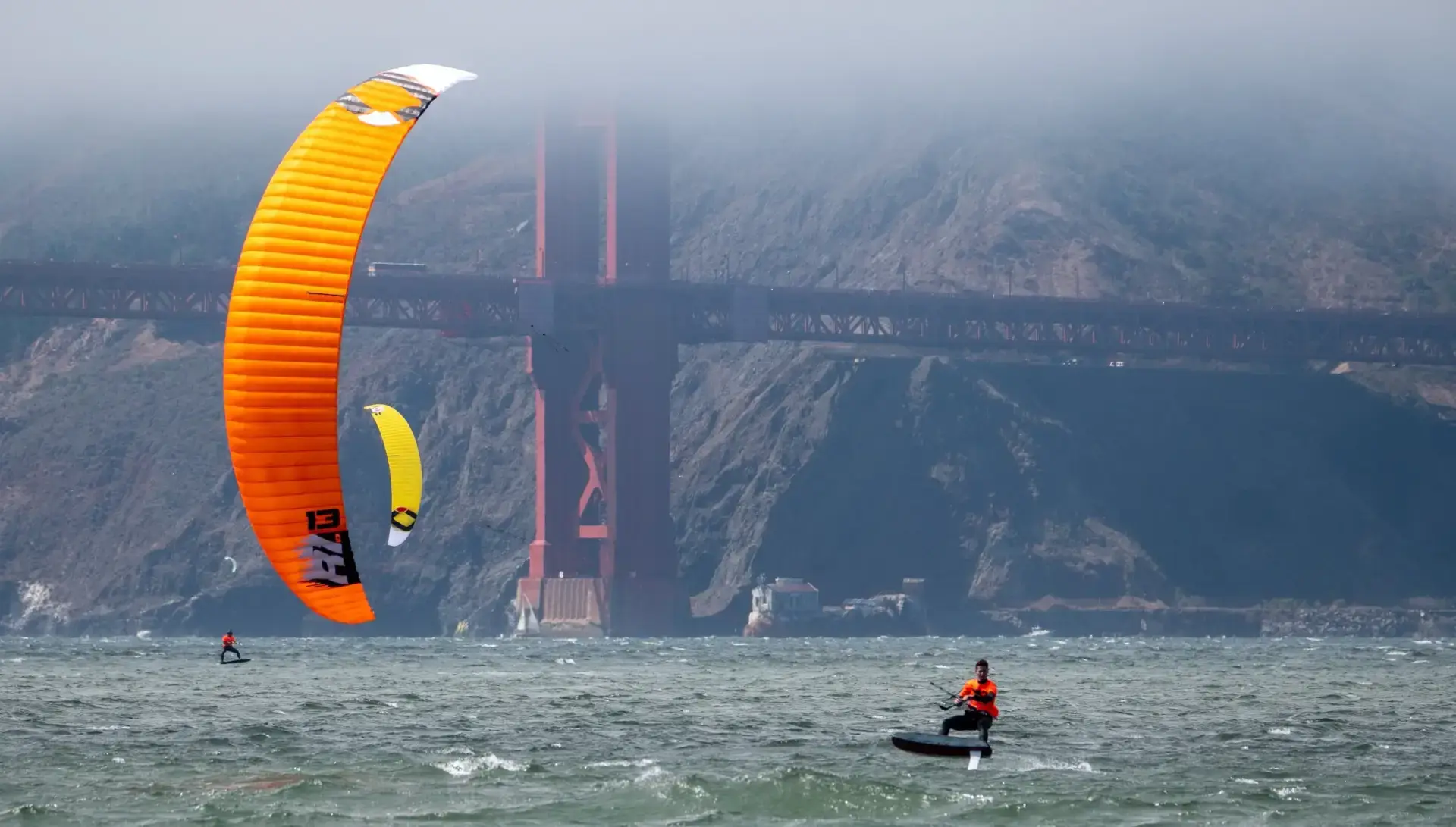 Kitesurfer con el puente Golden Gate al fondo