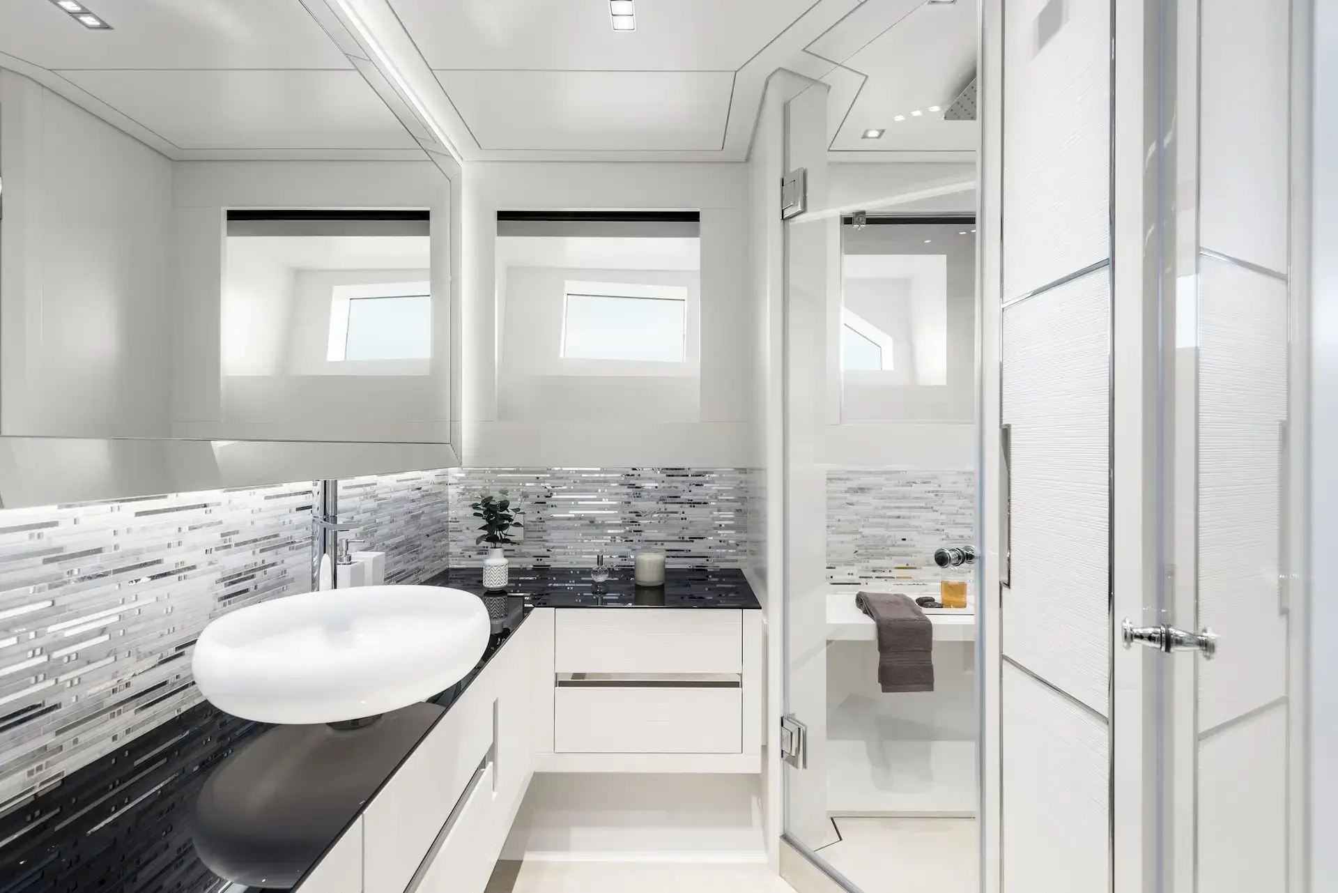Baño de la suite del armador del Pershing 140