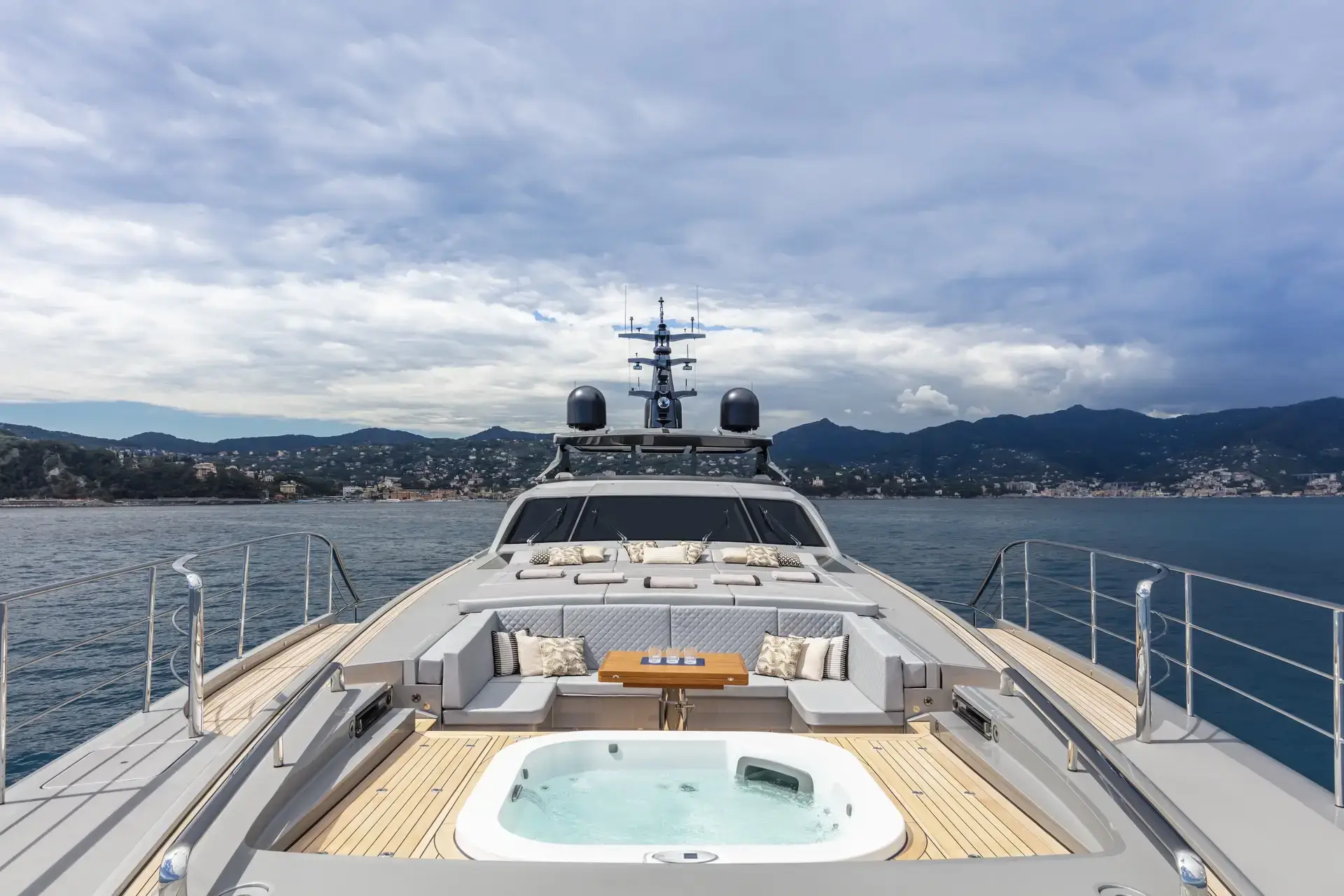 Cubierta de proa del Pershing 140 con sun chairs y jacuzzi