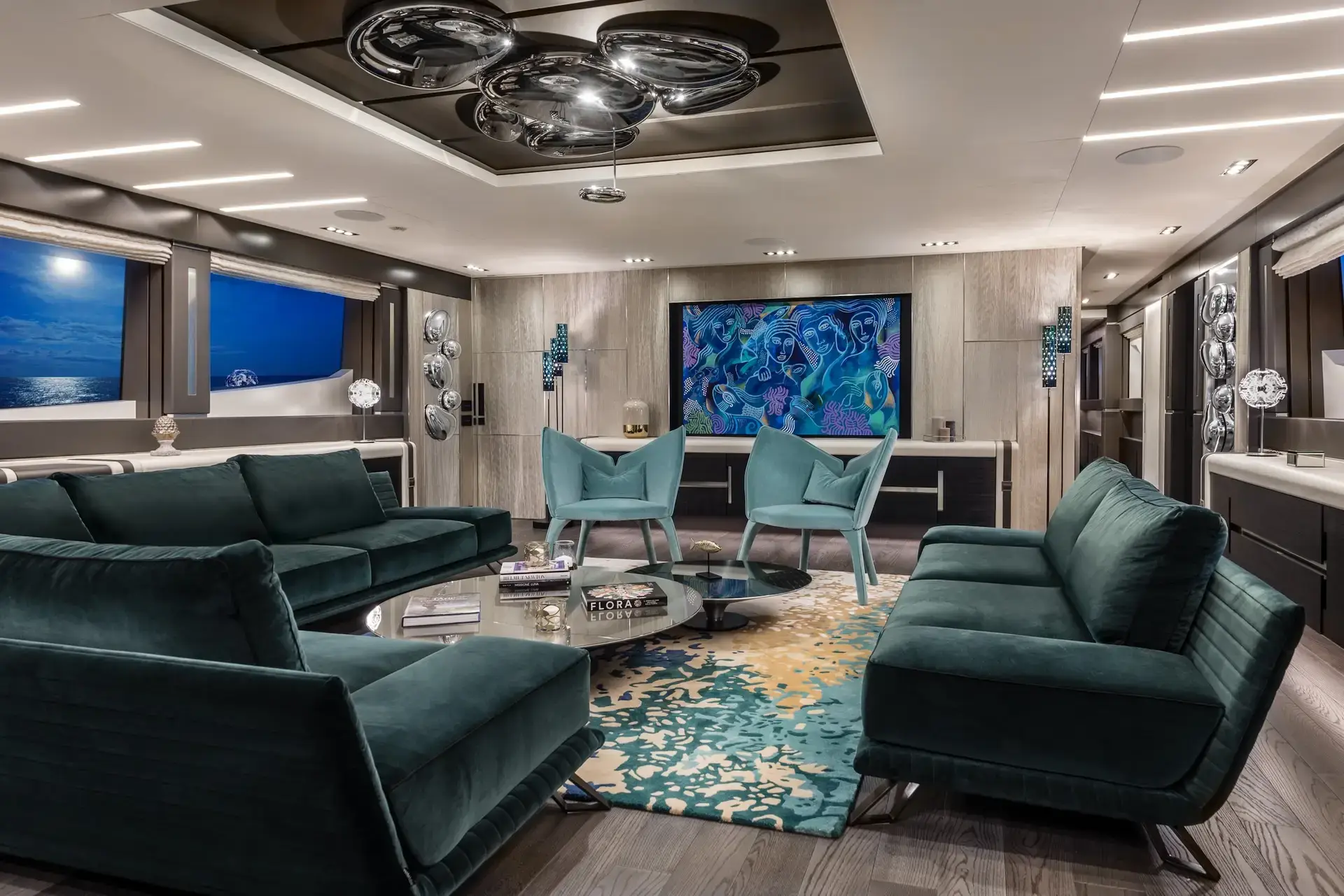 Salón principal con ventanal panorámico del Pershing 140