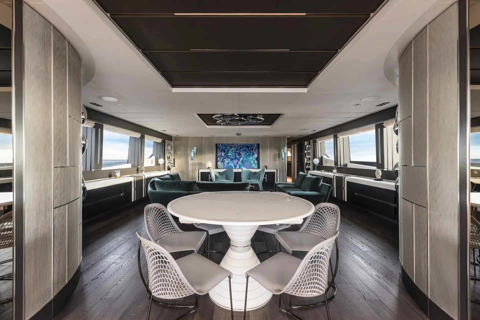 Salón principal del Pershing 140 visto desde la entrada