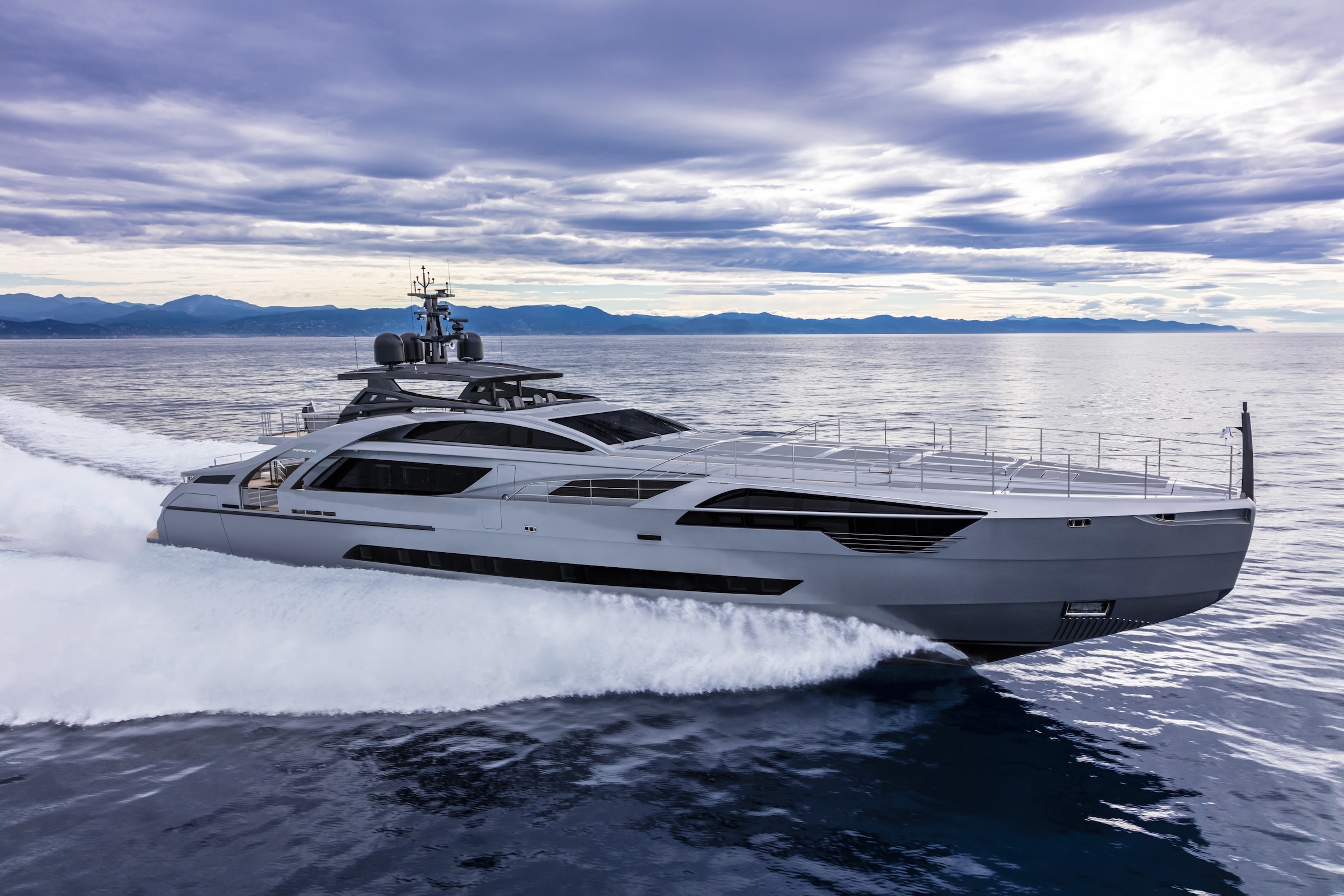 Pershing 140 en navegación a plena potencia
