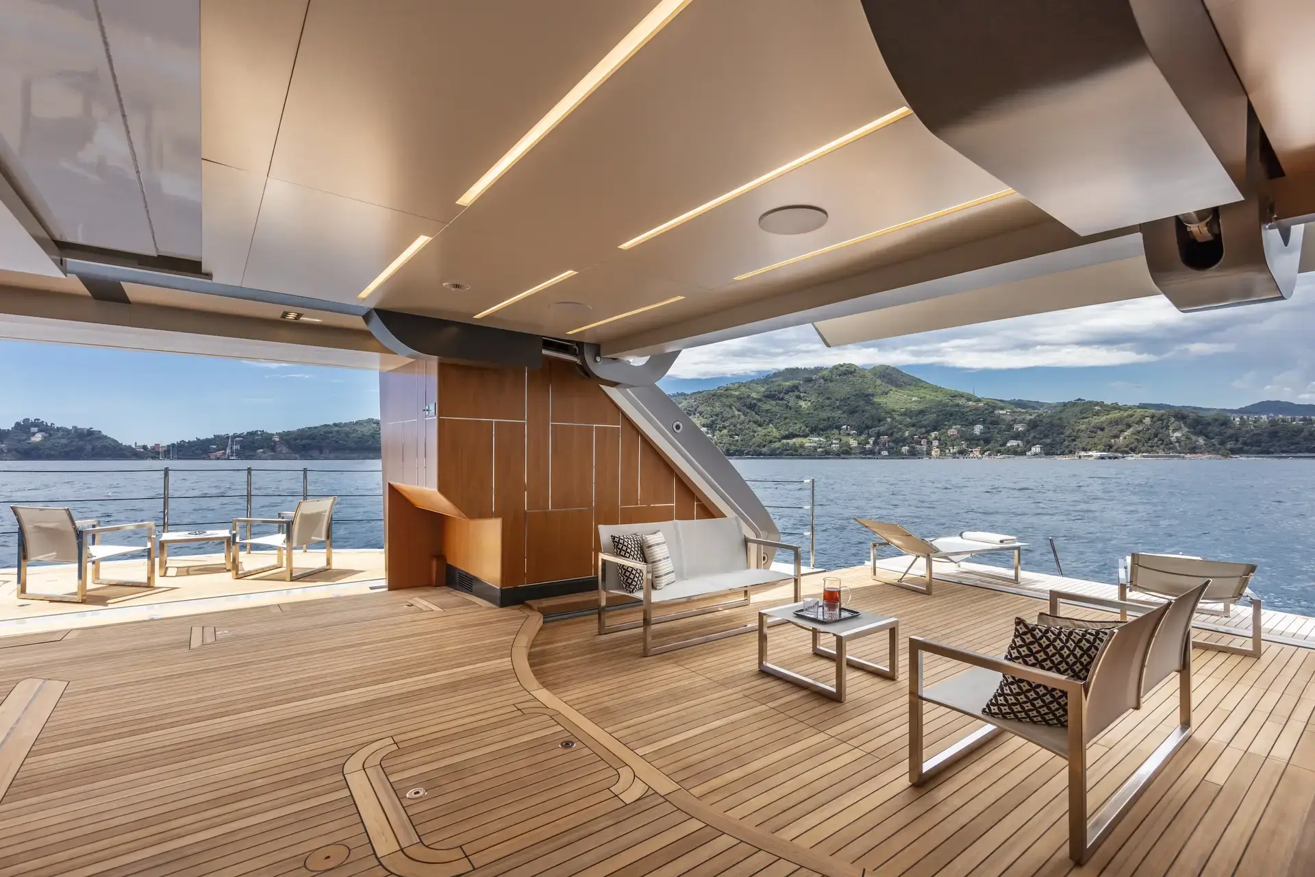 Pershing 140 con popa y salón abiertos al mar