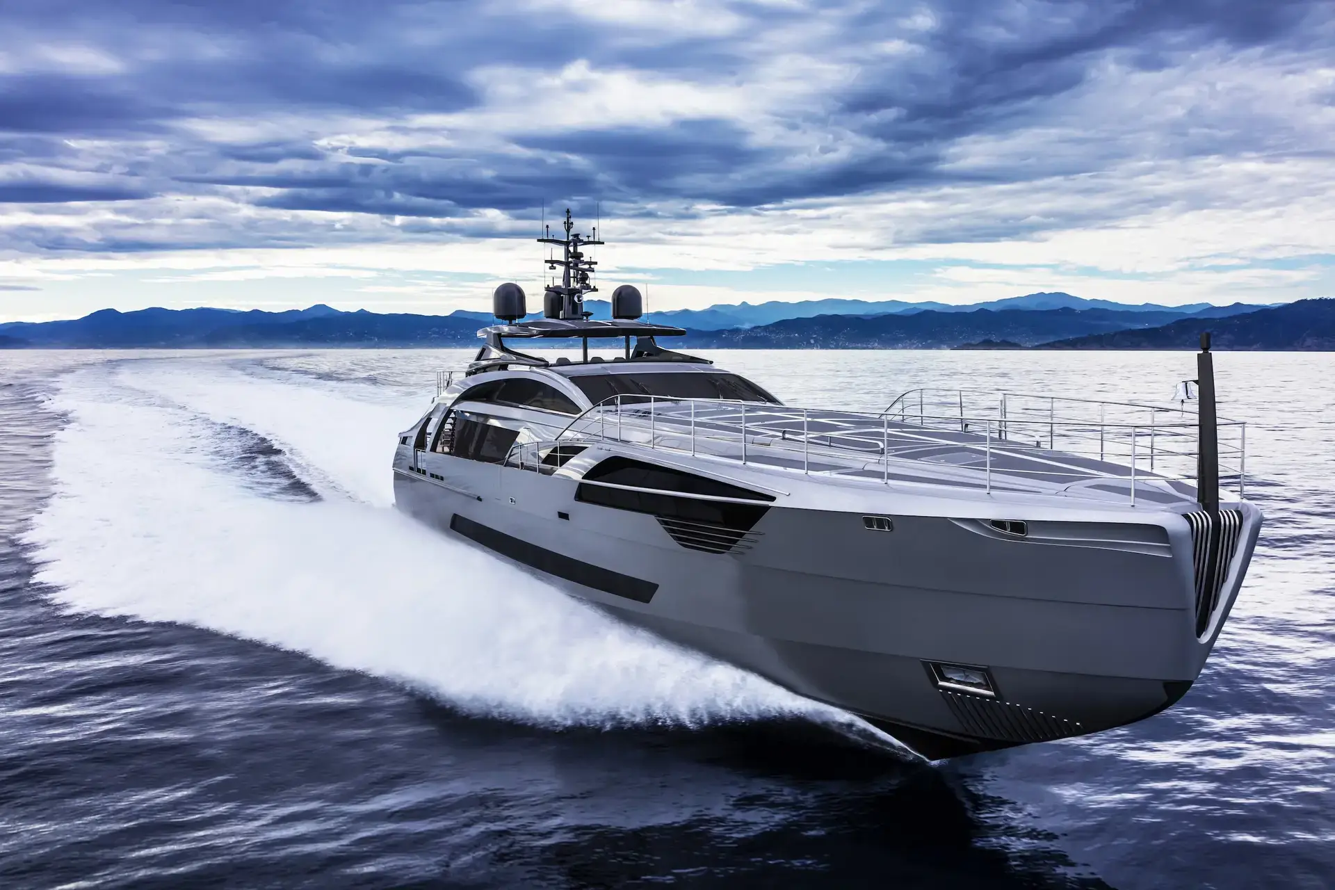 Pershing 140 en perfil de tres cuartos a plena velocidad