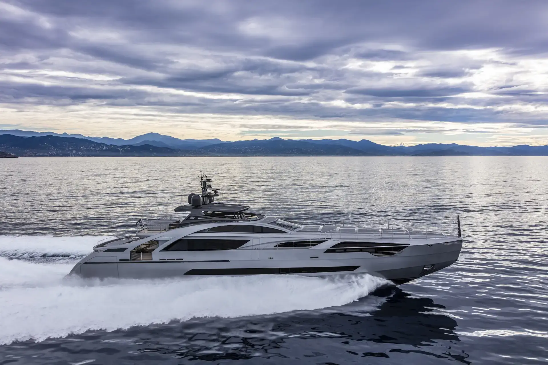 Pershing 140 en navegación a velocidad de crucero, perfil de estribor