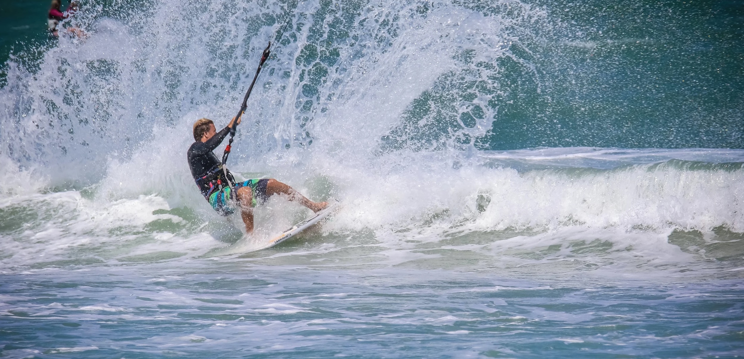 Kitesurfer navegando sobre olas