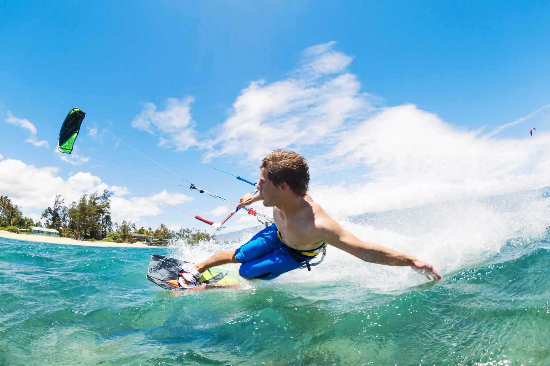 Rider trazando sobre una ola oceánica