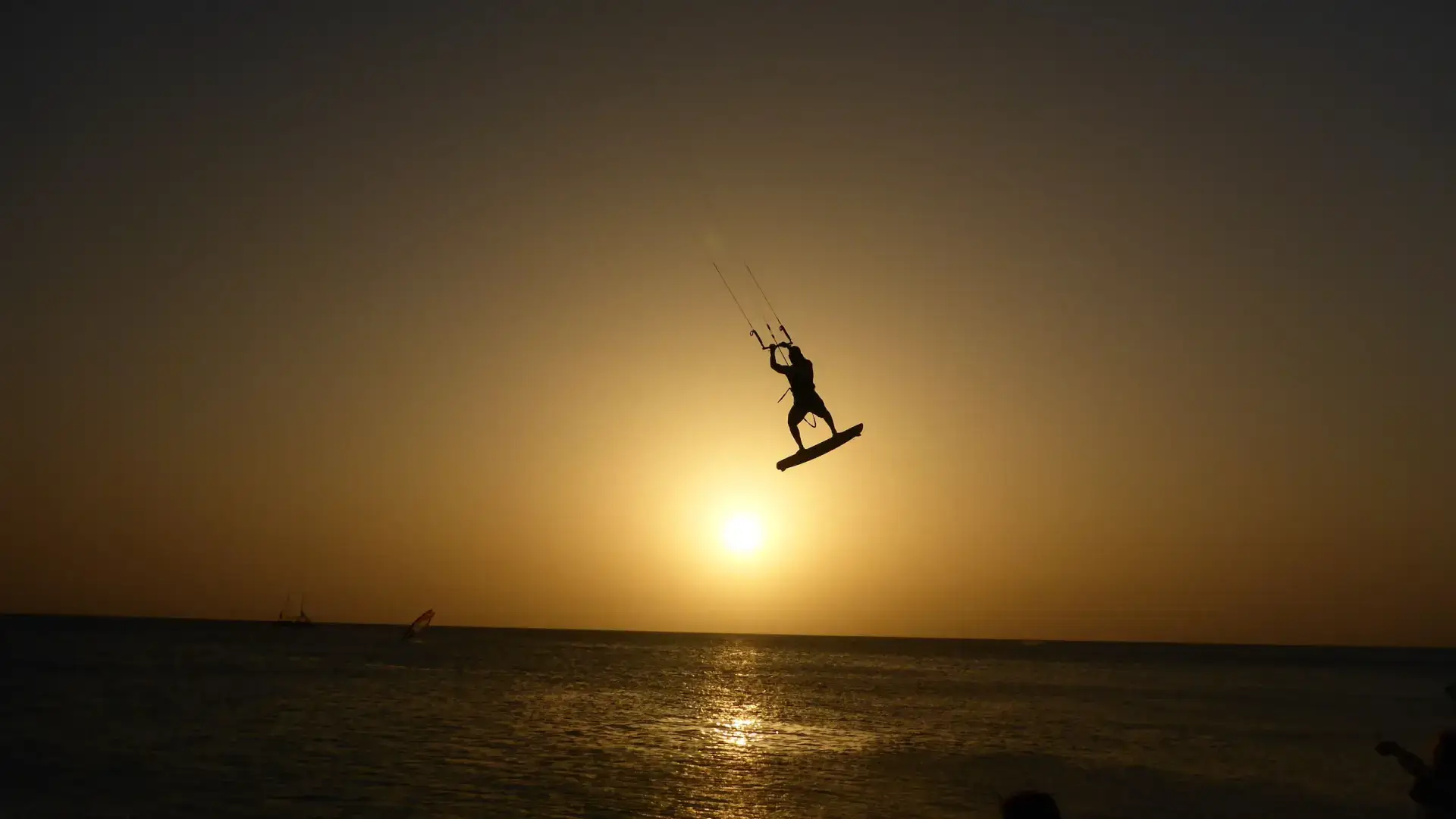Silueta de kitesurfer en el mar