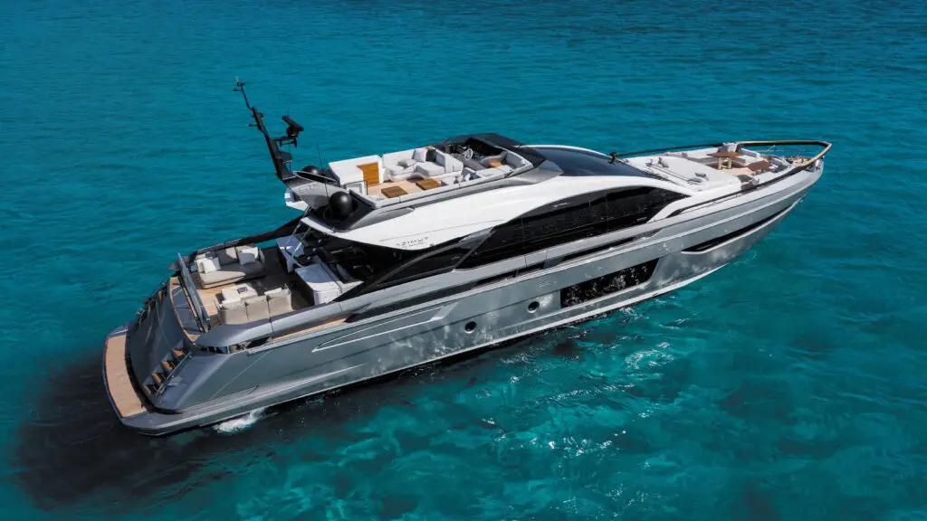 1 FLYBRIDGE 2400 X 1350 Barco aerial con todo el fly a la vista