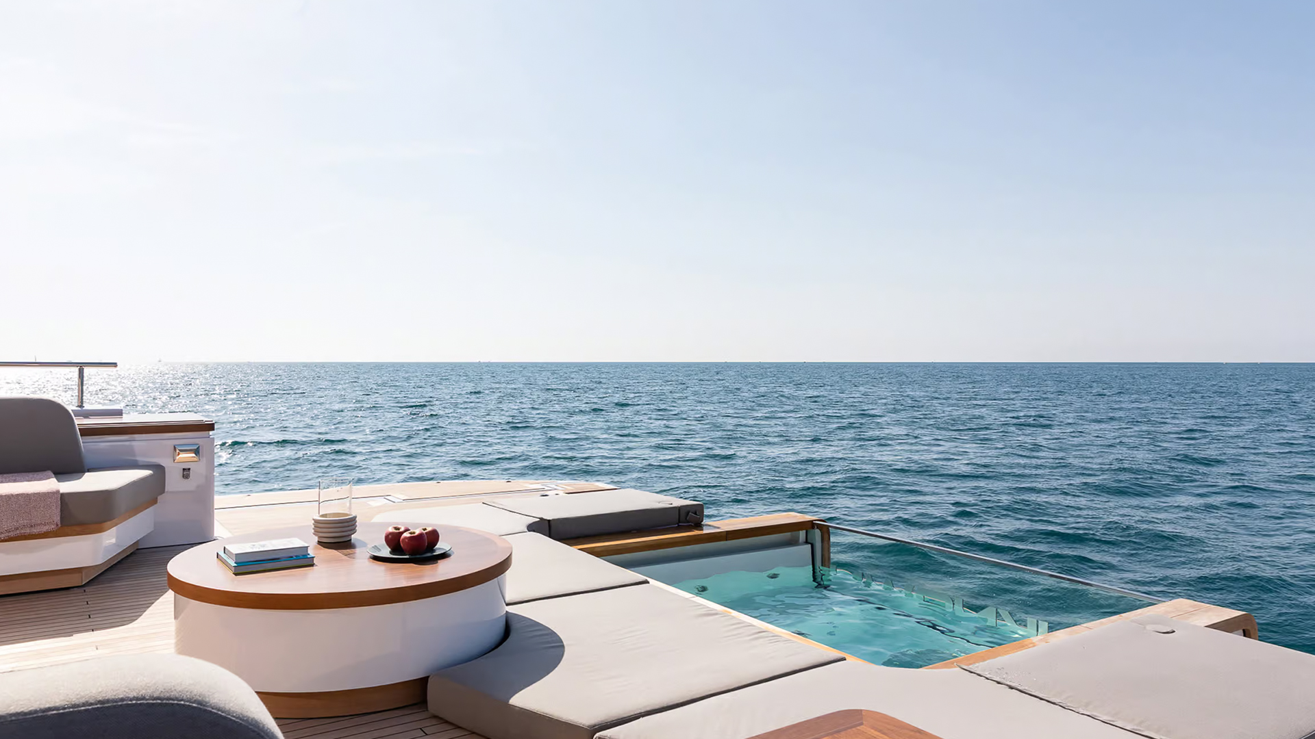 Jacuzzi at the stern of the Benetti Oasis 34M