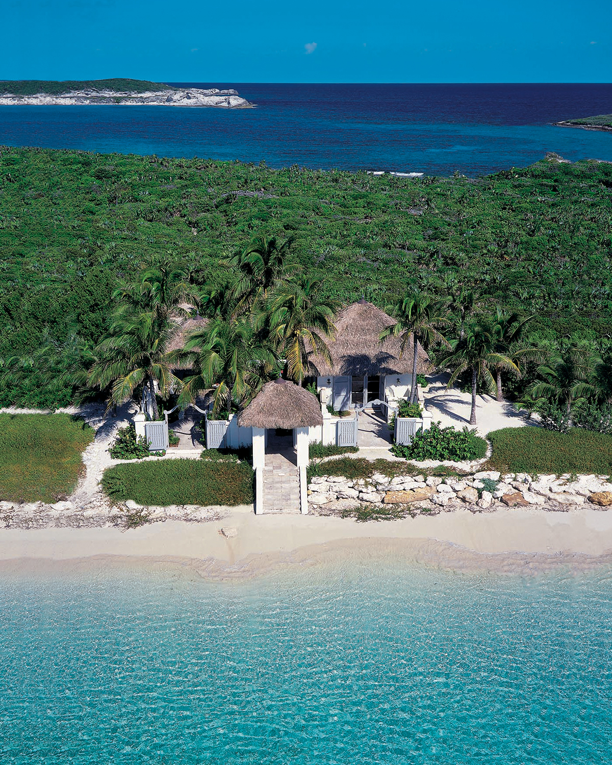 Vista aérea de una residencia frente a la playa en Musha Cay