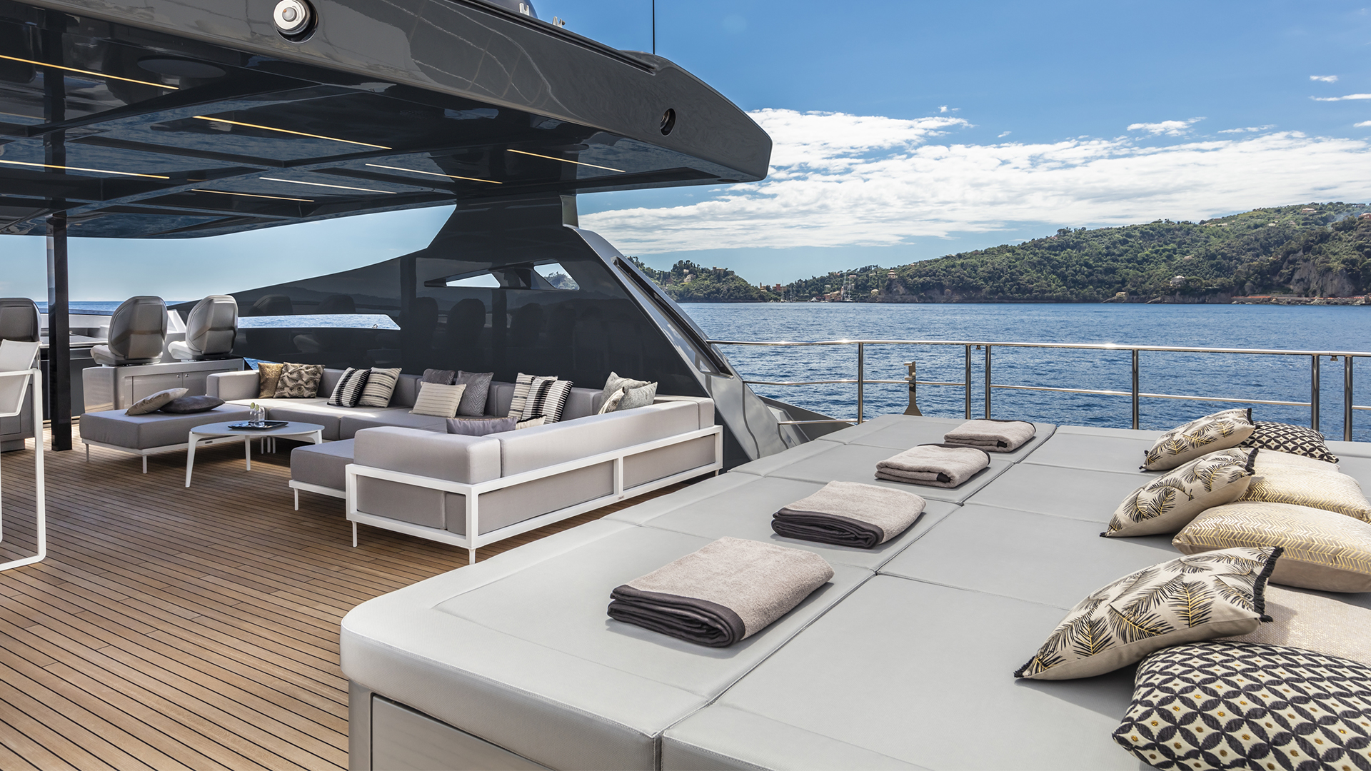 Gran sun deck a popa del flybridge