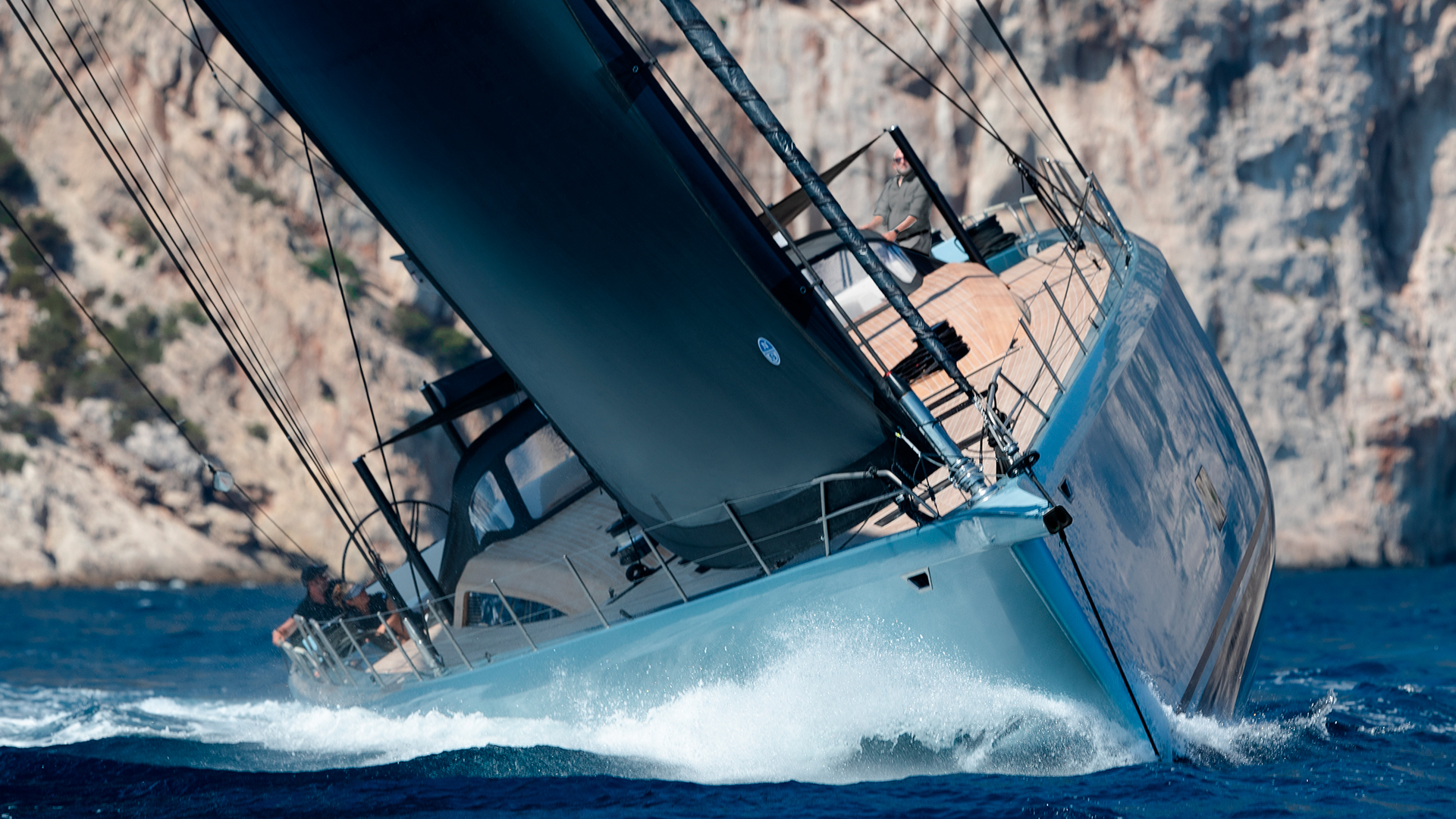 Wallywind 110 perspectiva desde proa escorado a velocidad