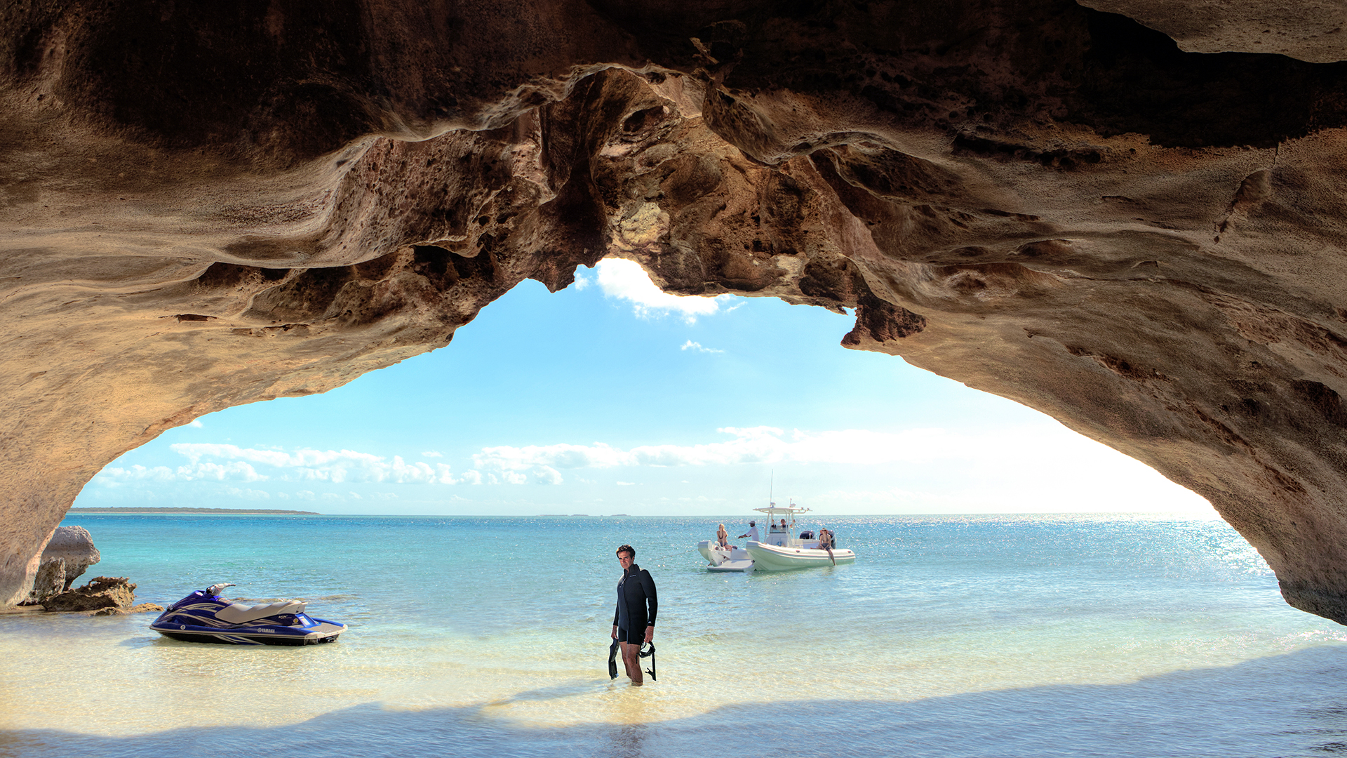 David Copperfield explorando una cueva marina en Musha Cay