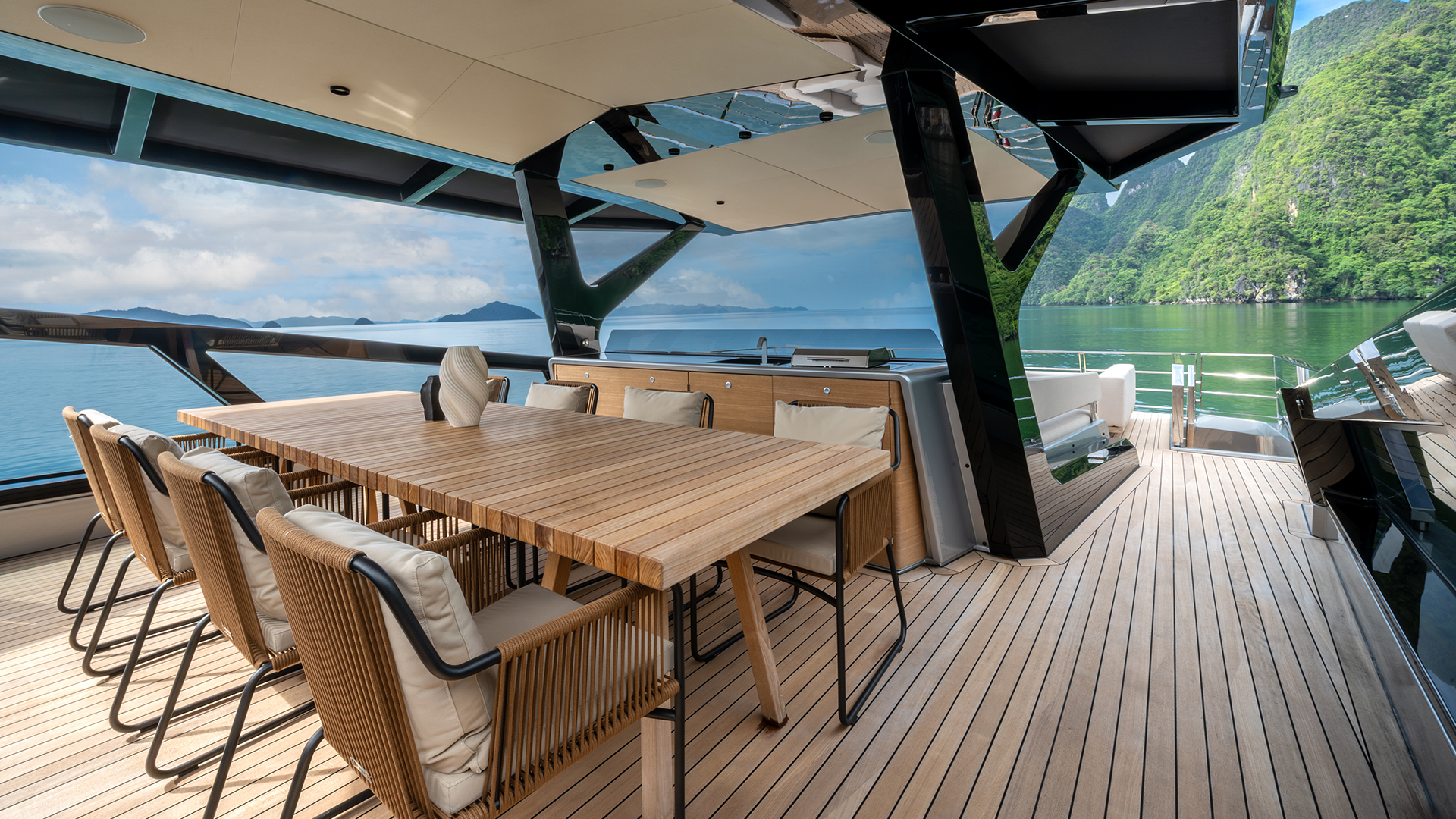 Launch table en el flybridge del WallyWhy 150