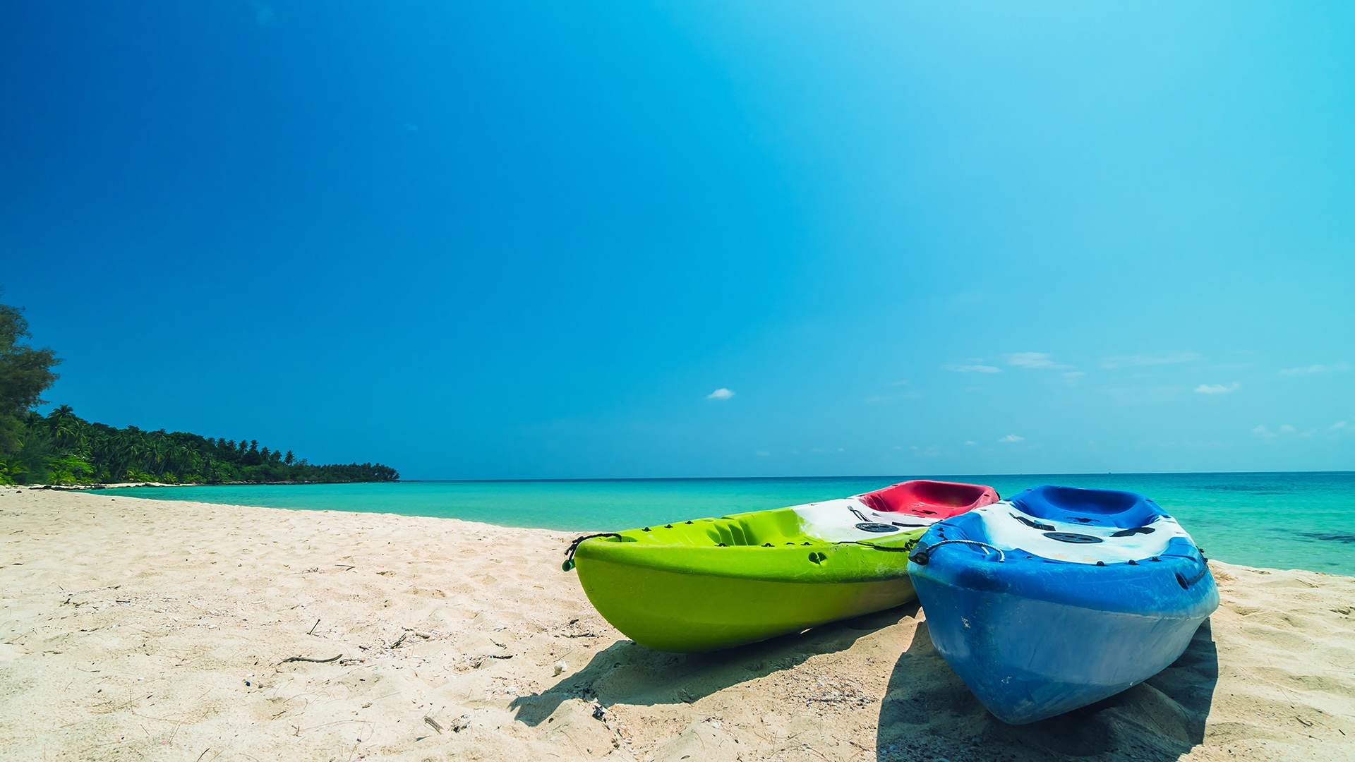 Playa de Bimini con kayaks y agua turquesa