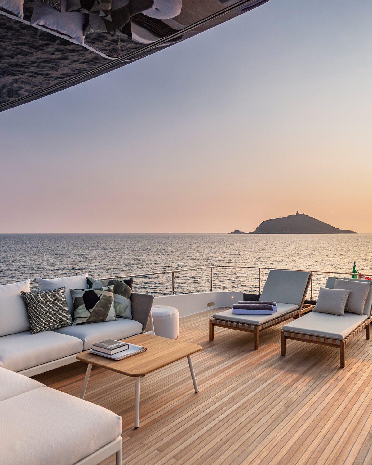 Zona de relajación en el flybridge al atardecer