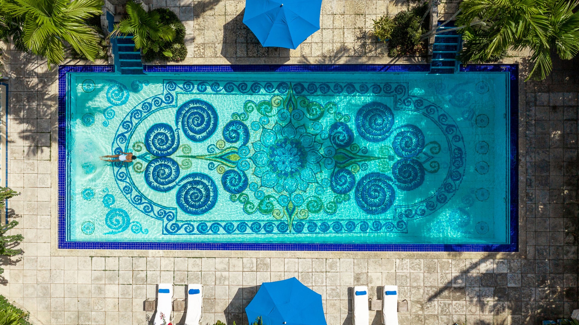 Vista aérea de piscina de resort con decoración andaluza