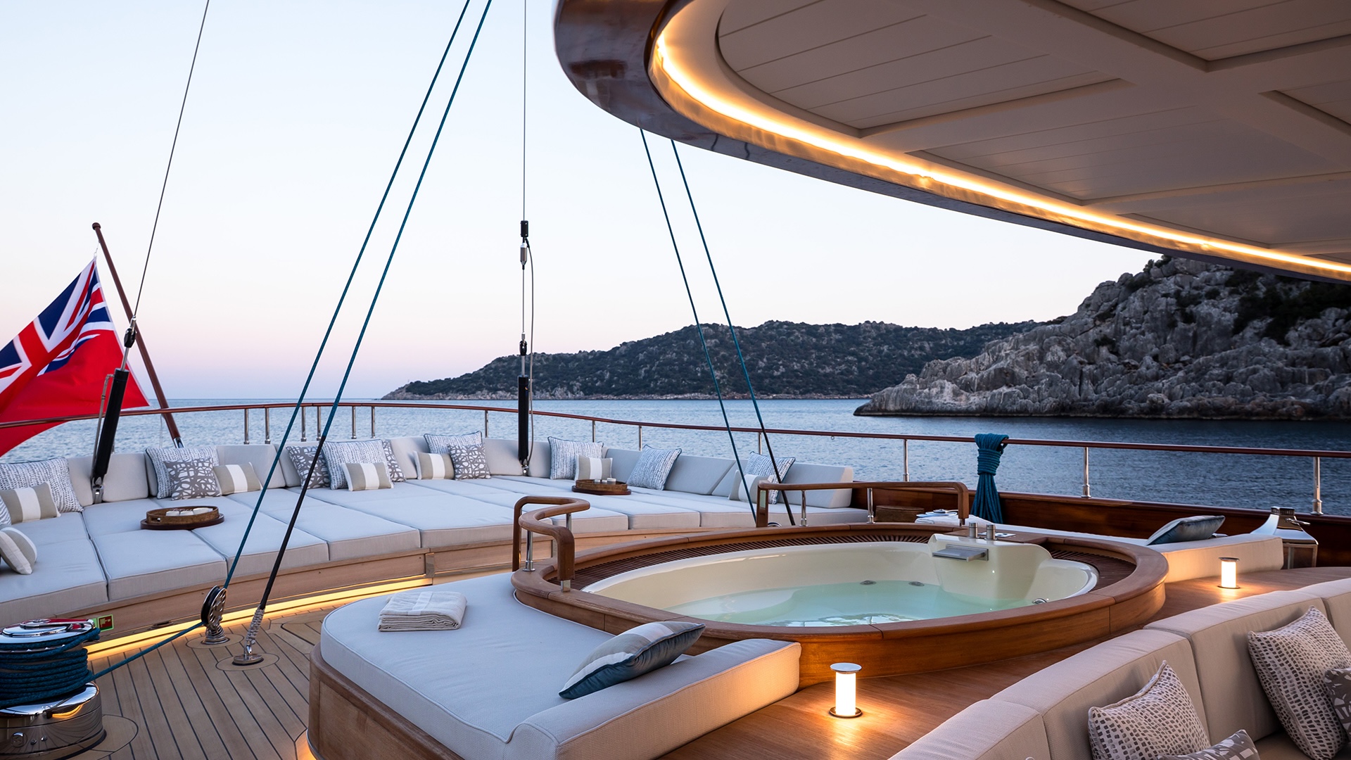 Aft solarium on Simena with open horizon