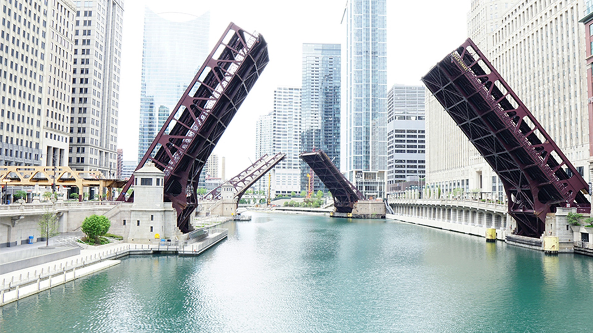 Dos puentes consecutivos abriéndose sobre un canal urbano