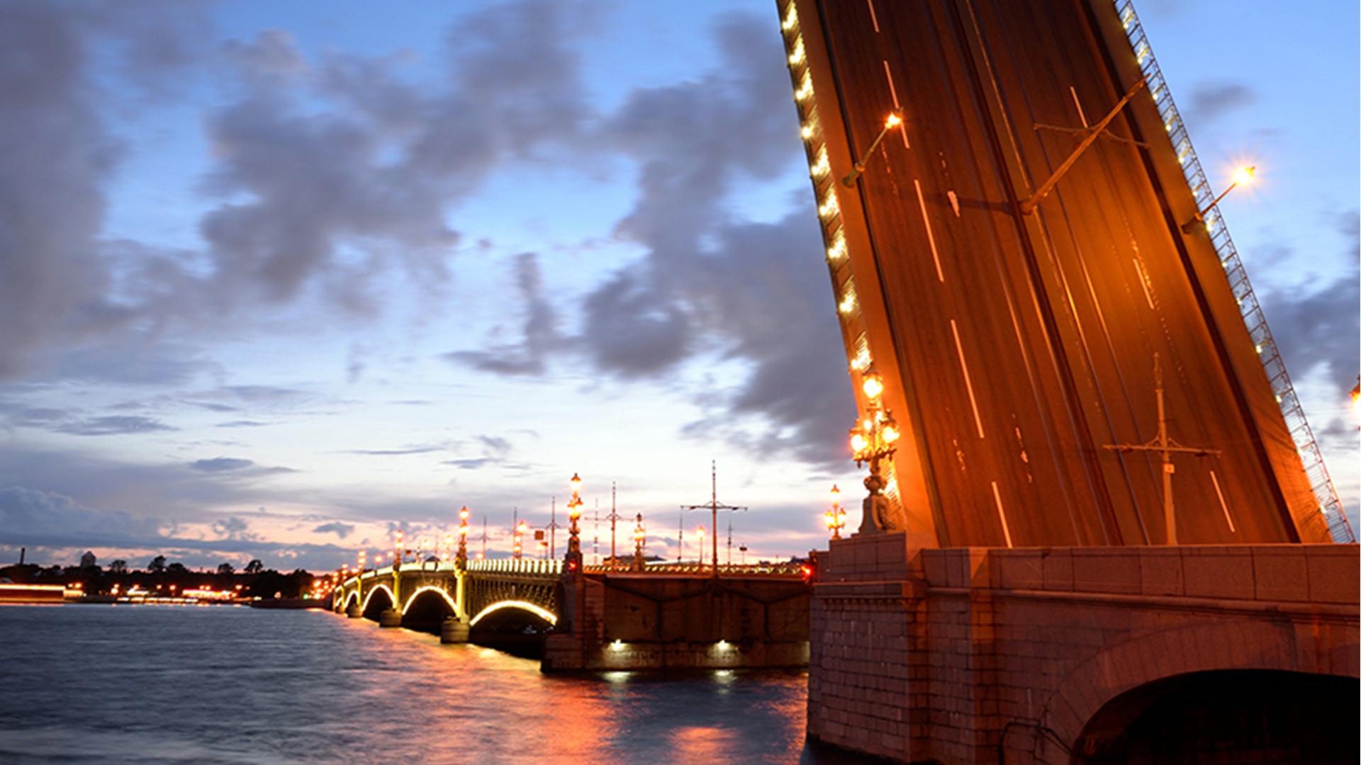 Apertura del puente en Venetian Causeway, Miami, al atardecer