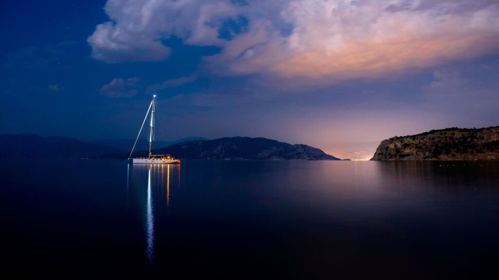 1920 X 1080 Velero fondeado en una bahia al anochecer