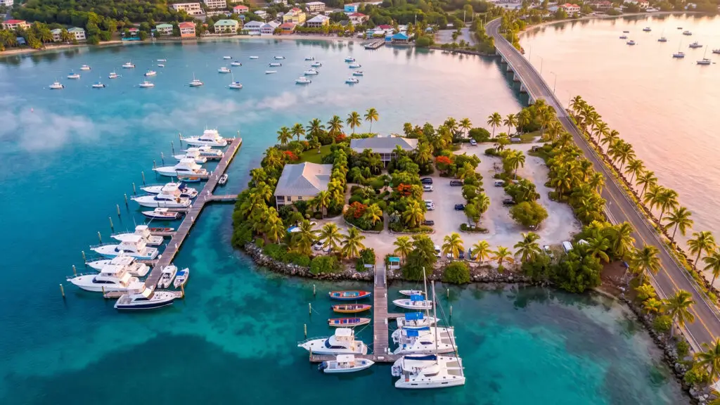 1920 X 1080 Vista aerea de una marina en el caribe al atardecer