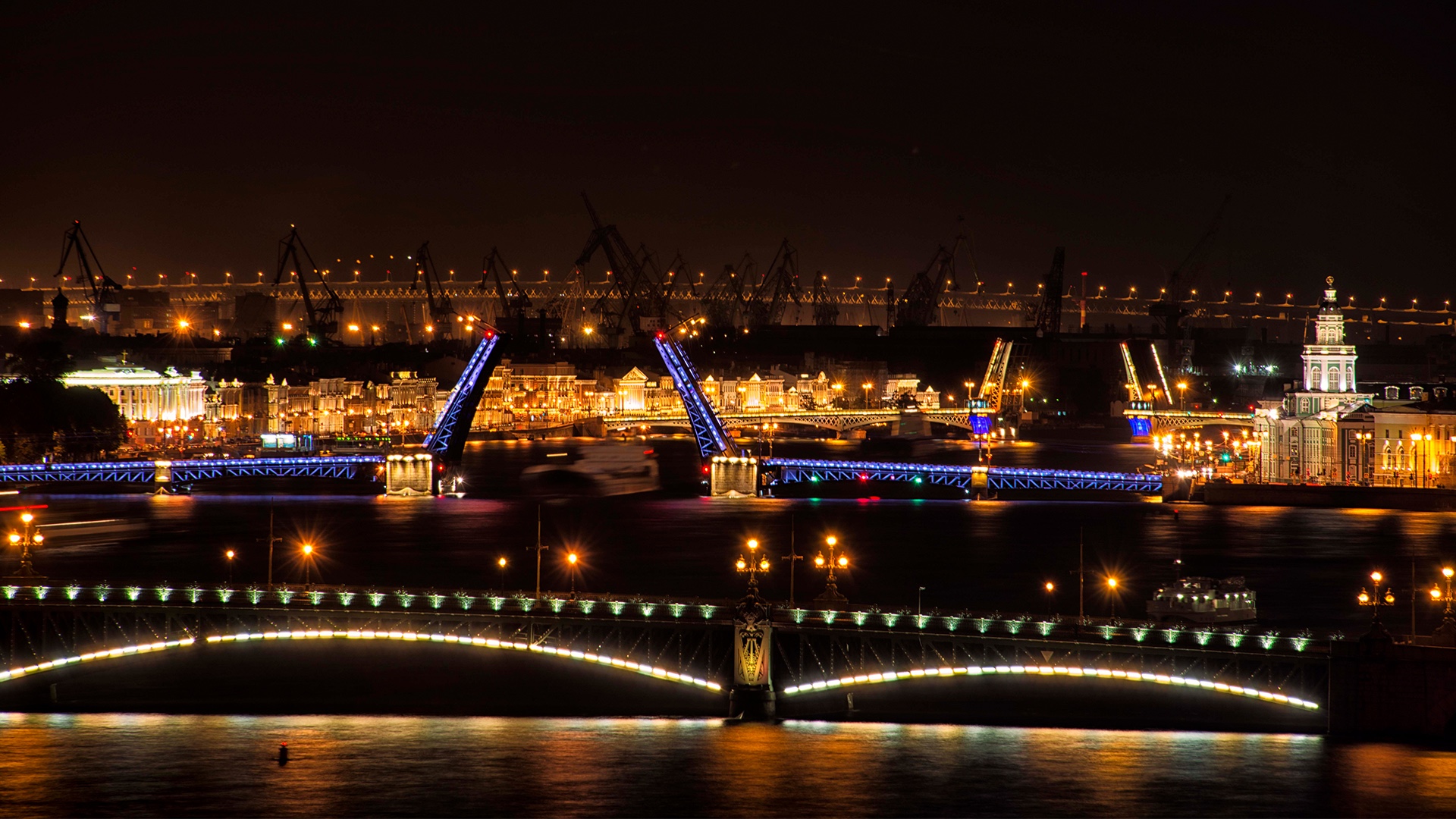 Puente levadizo levantado de noche, vista desde el agua, St. Petersburg, Florida