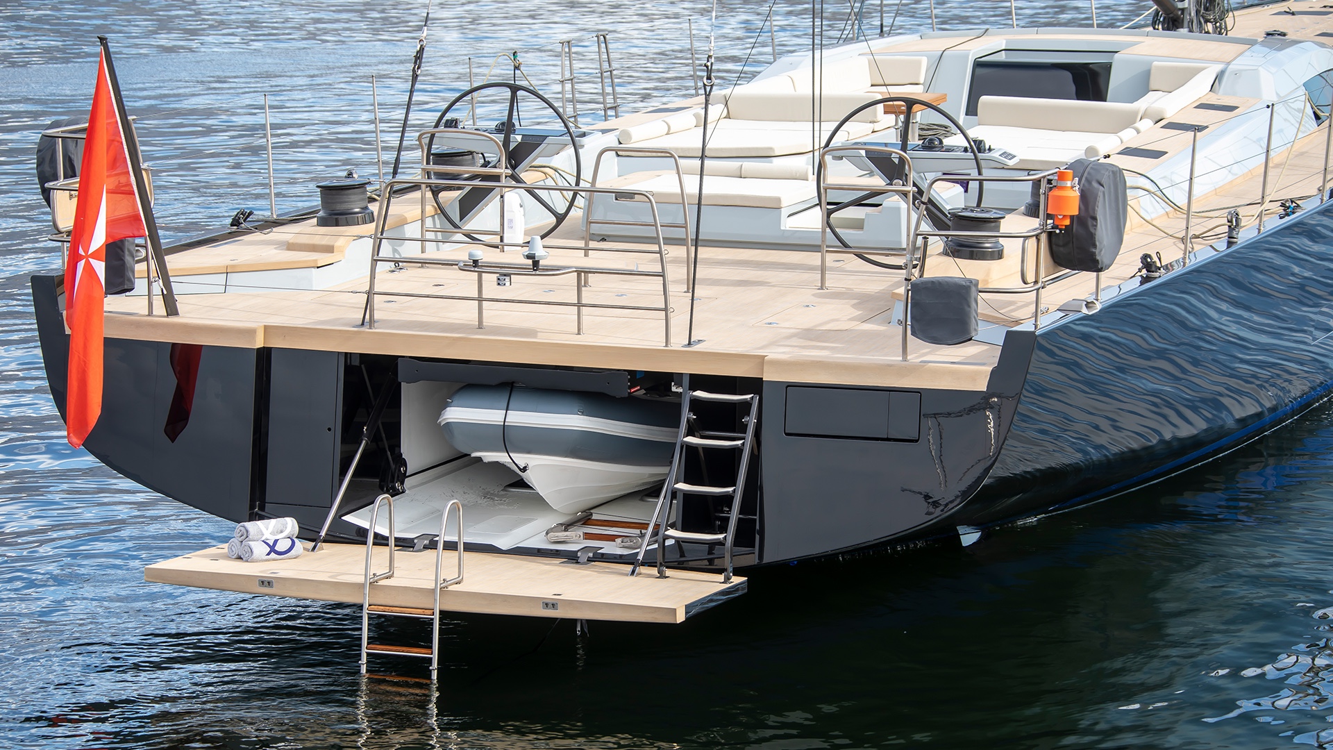 Popa de Sorvind con la puerta del tender garage abierta
