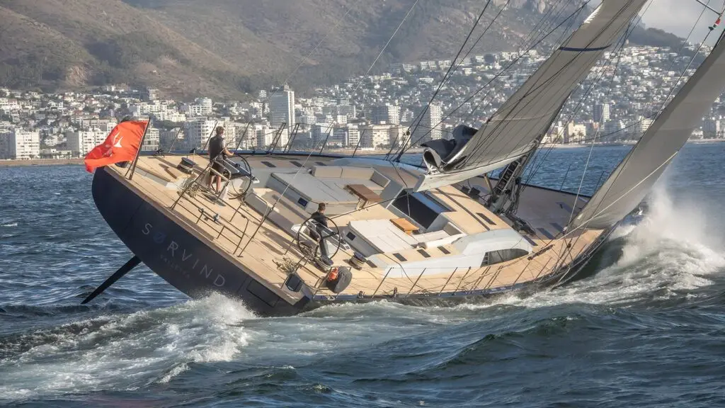1920 X 1080 Vista exterior del barco nagando a toda vela bastante escorado