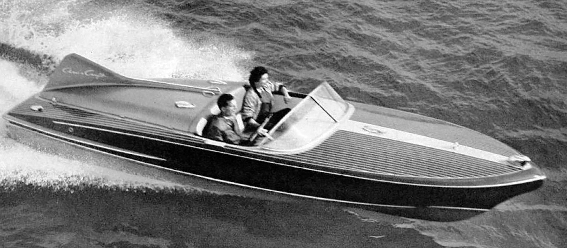 Una Chris-Craft Cobra de 1955, el primer bote de fibra de vidrio de la empresa, foto en blanco y negro