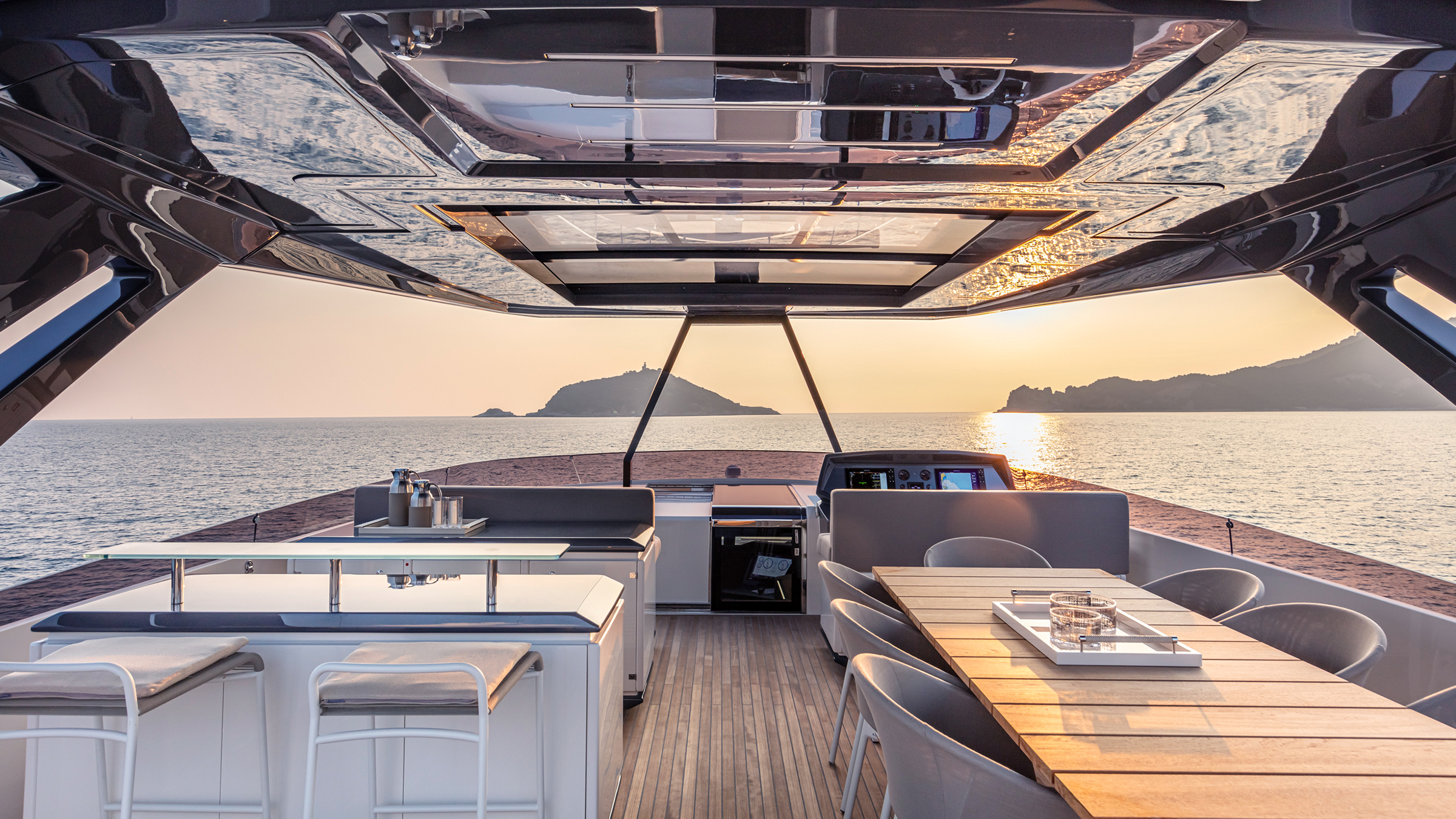 Vista interior completa del flybridge de popa a proa