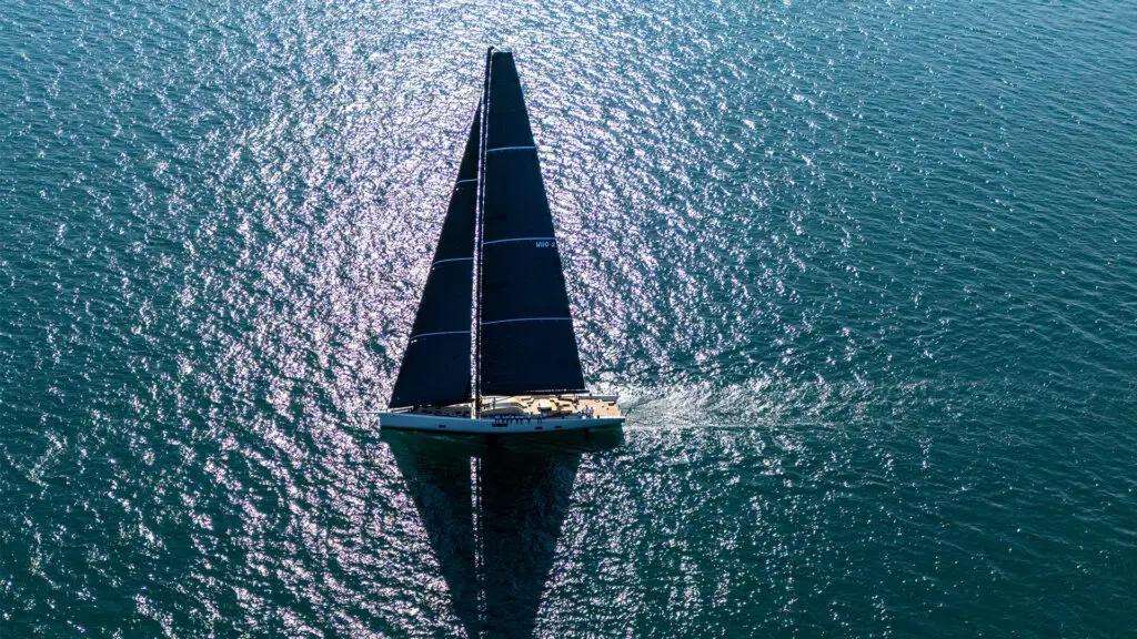 2 Vista Aerea plano lejano barco completo