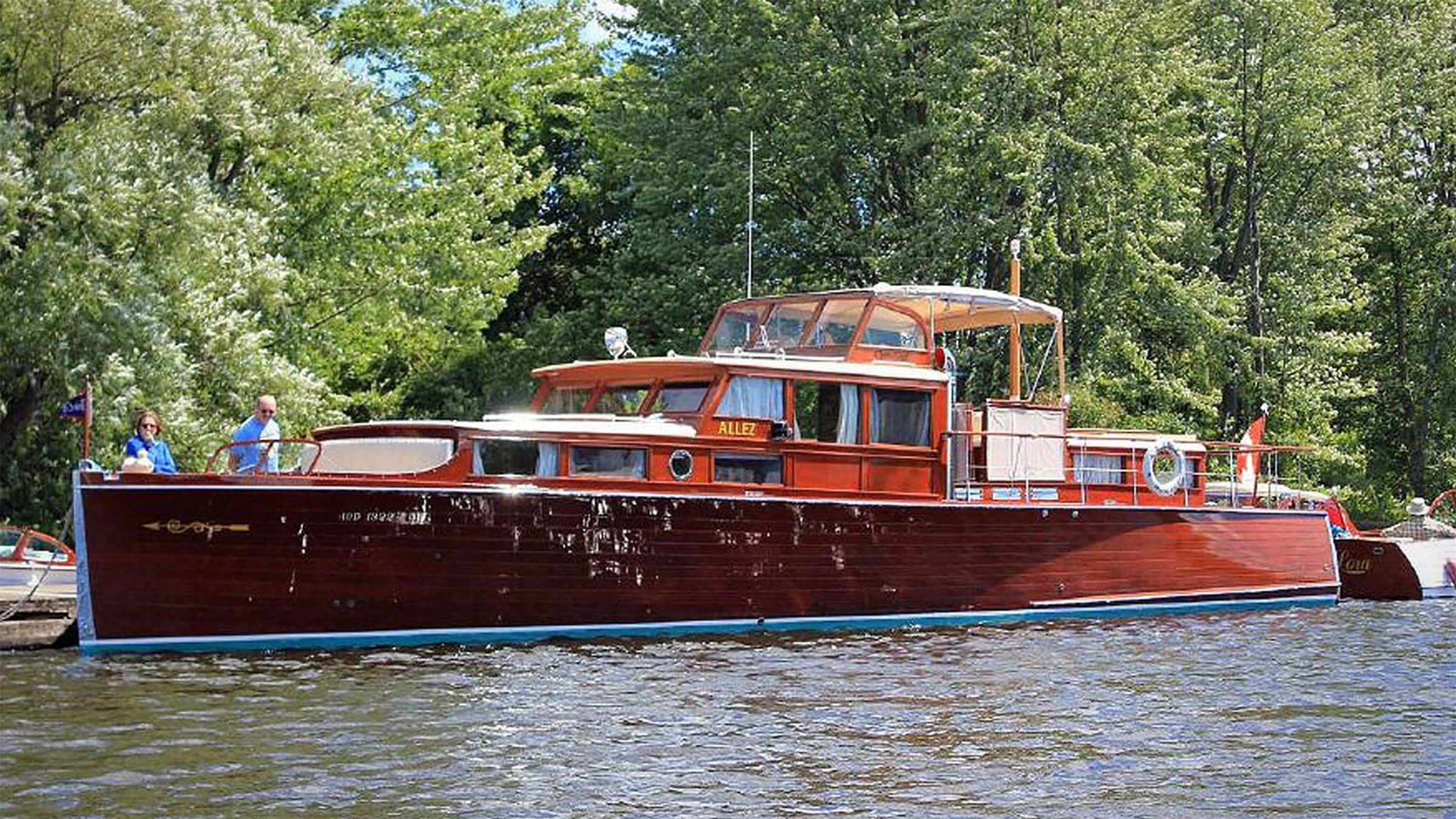 Una Chris-Craft Commuter de 1930, fotografía a color del bote con hull de mahogany