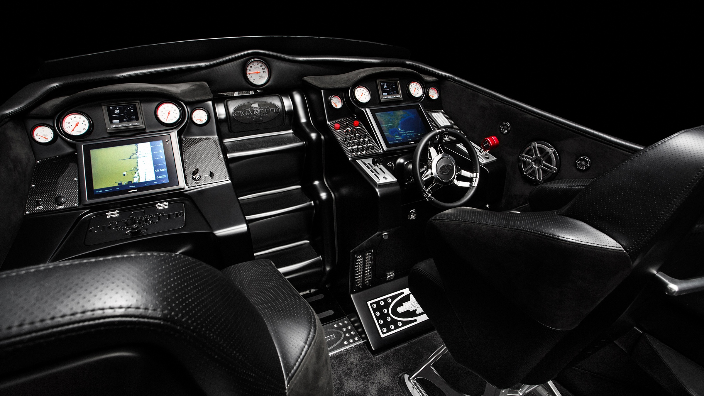 Cockpit delantero del bote de 2014 con comandos y tableros