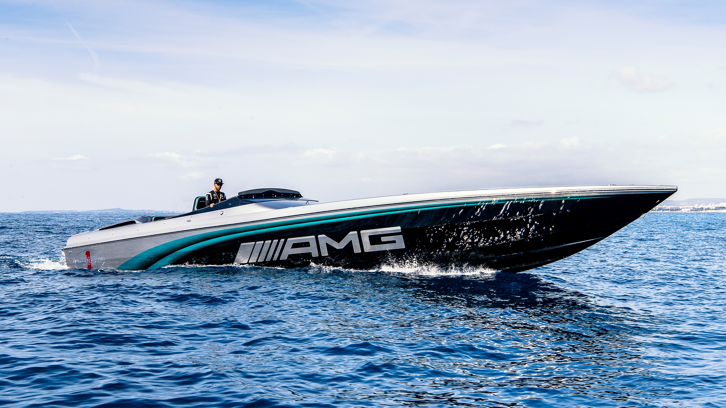 Lewis Hamilton al timón del Cigarette AMG en el mar, el bote completo en cuadro