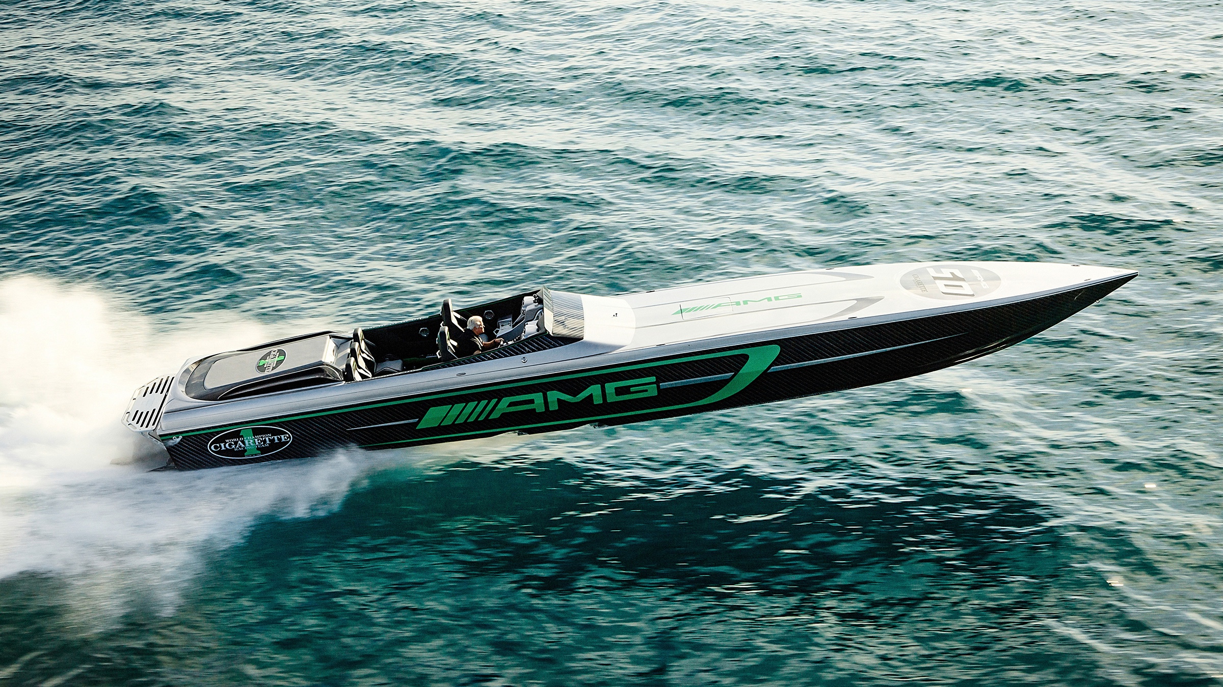 Vista aérea del Cigarette Marauder AMG de 2017 a velocidad en el mar