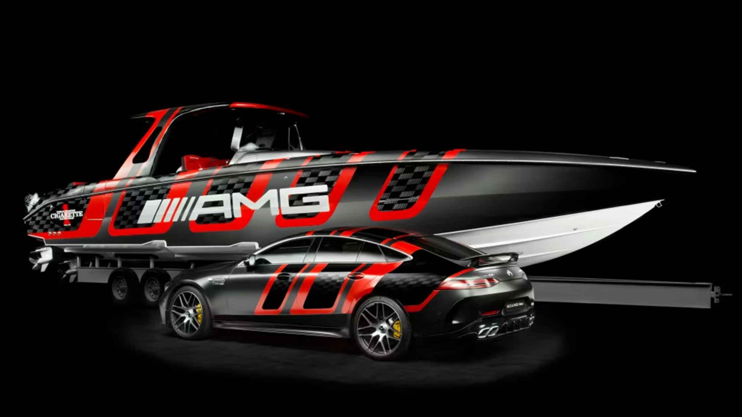 El AMG GT 63 S de 2019 al centro con el bote detrás