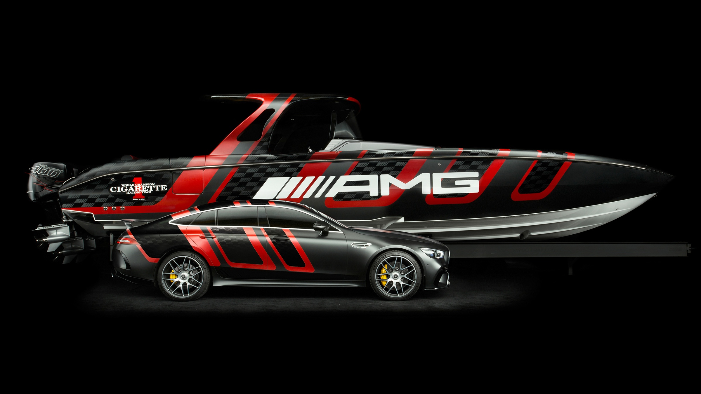 El AMG GT 63 S de 2019 mirando al otro lado con el bote detrás