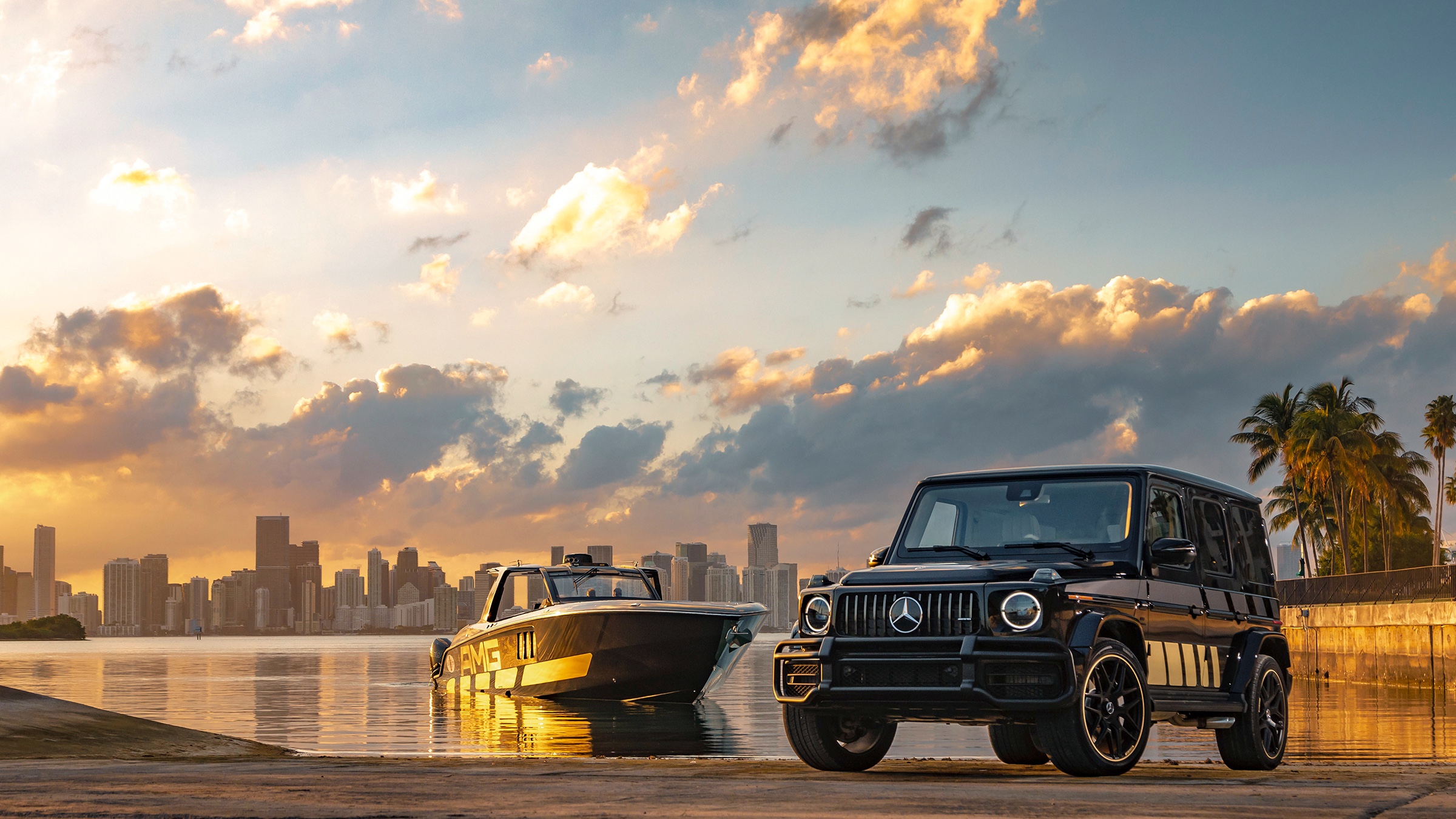 El auto de 2020 de perfil en una rampa para botes con el bote en el agua detrás, al atardecer