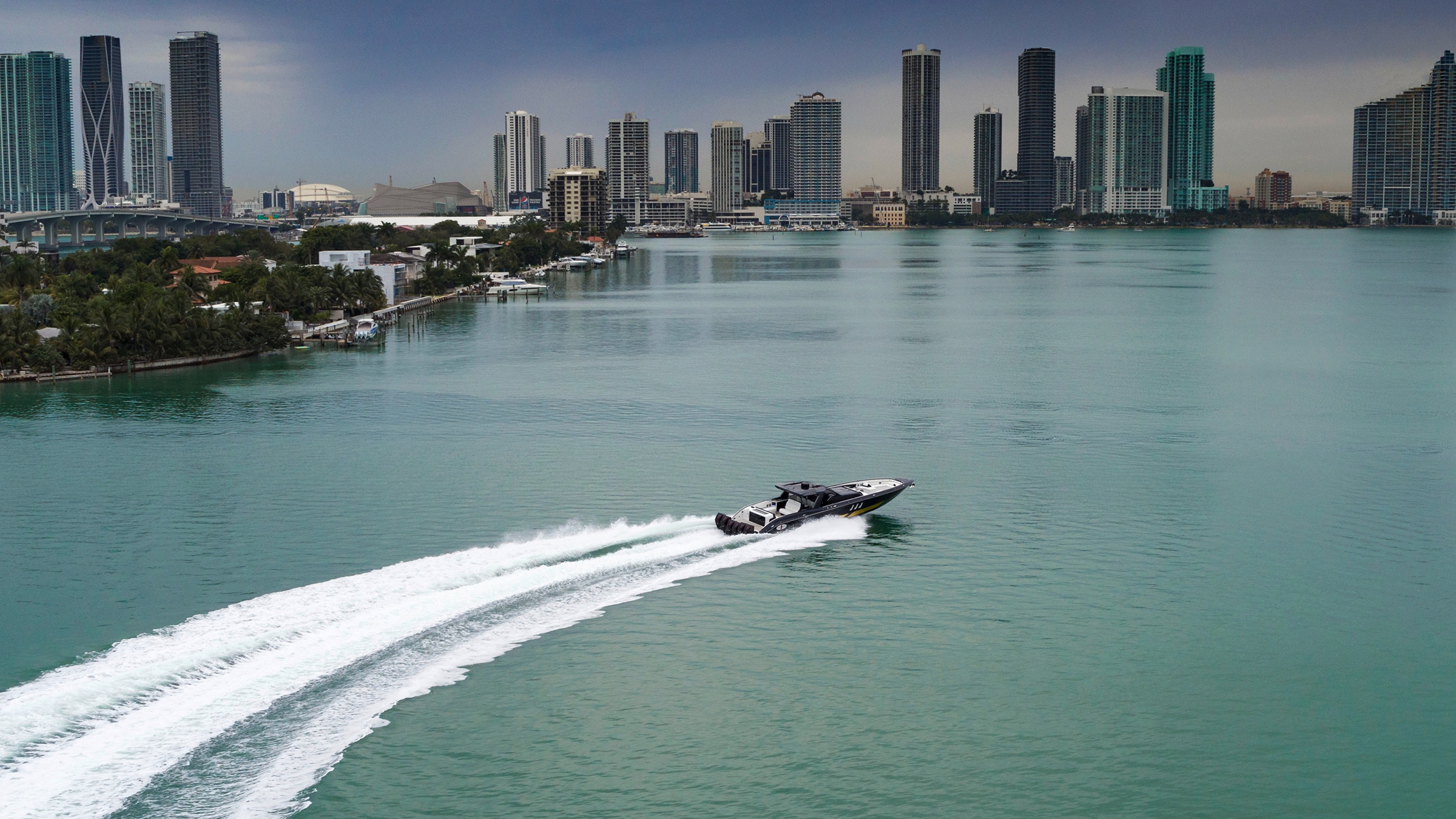 Vista aérea del Cigarette Tirranna de 2020 a velocidad en la Bahía de Biscayne
