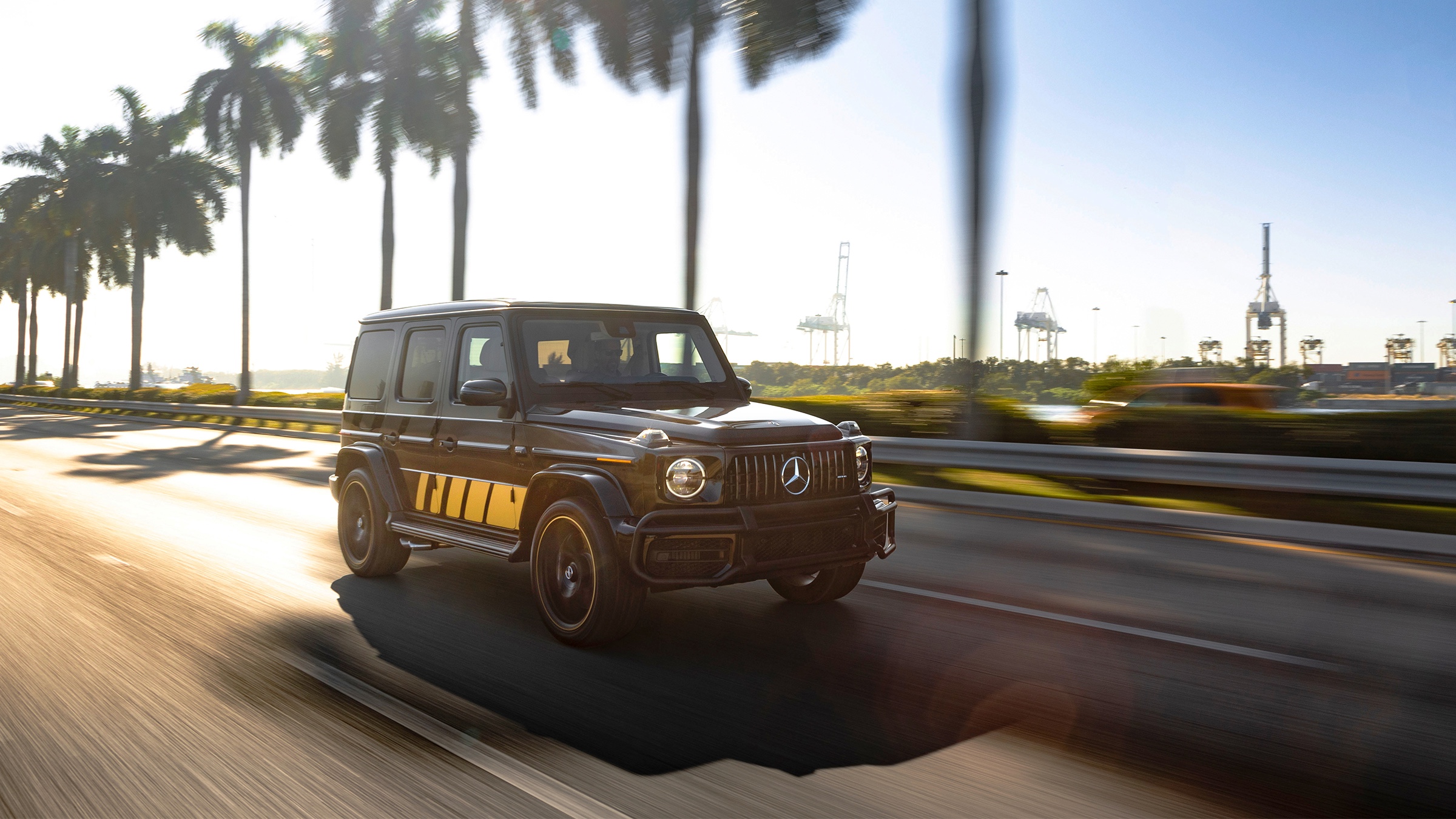 El AMG G 63 de 2020 a velocidad por una autopista de Miami con palmeras de fondo
