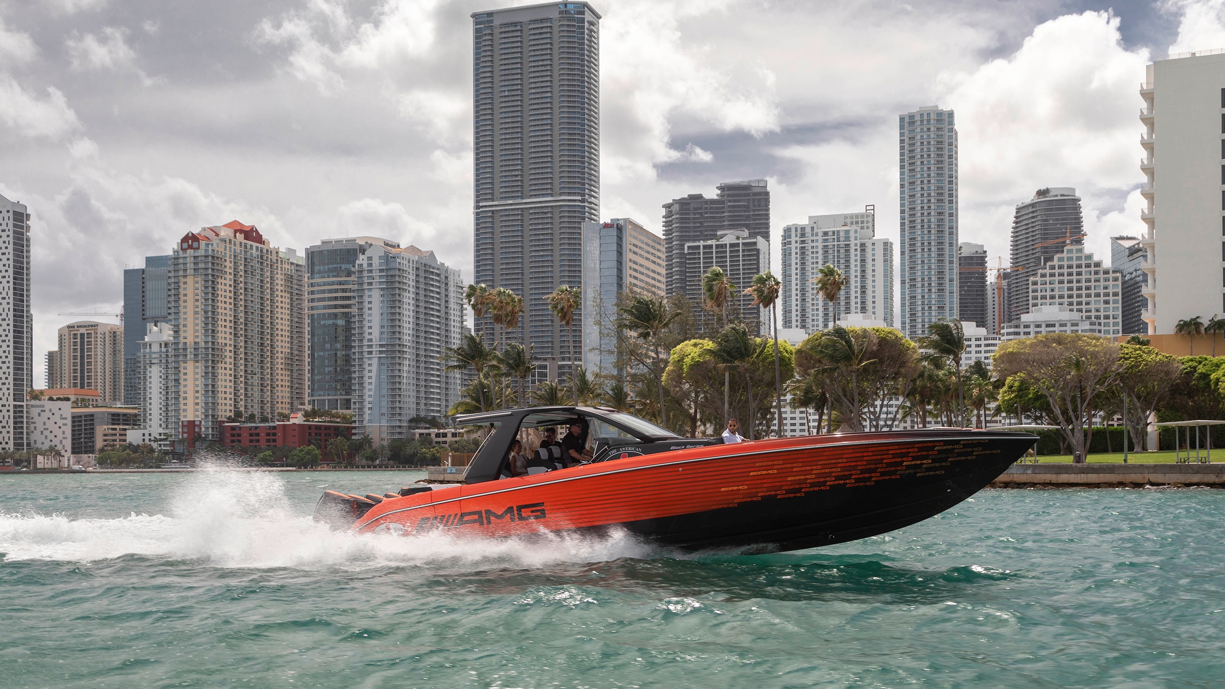 Cigarette 41' Nighthawk navegando a velocidad en la Bahía de Biscayne