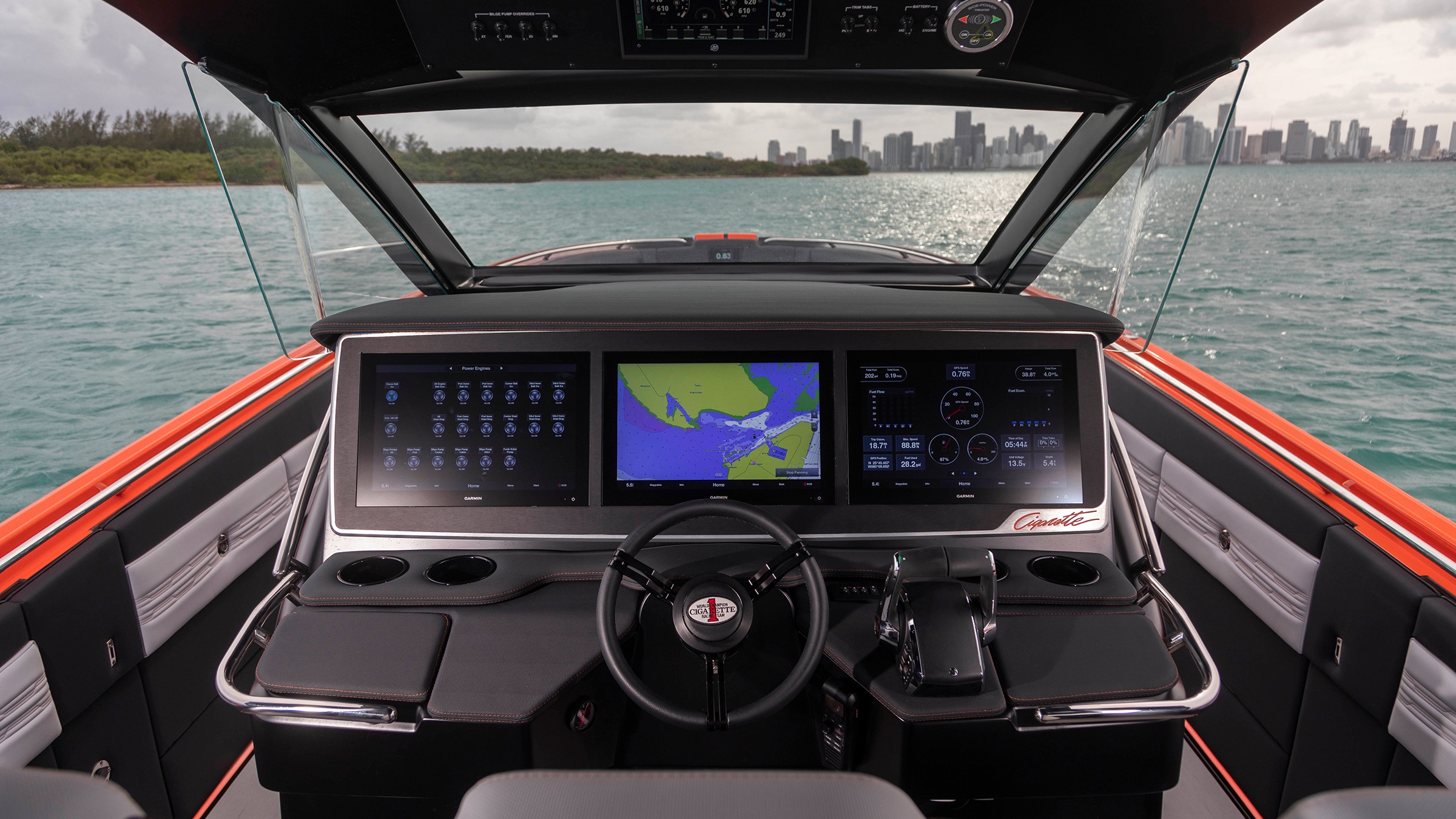 Helm y centro de comando del Cigarette 41' Nighthawk