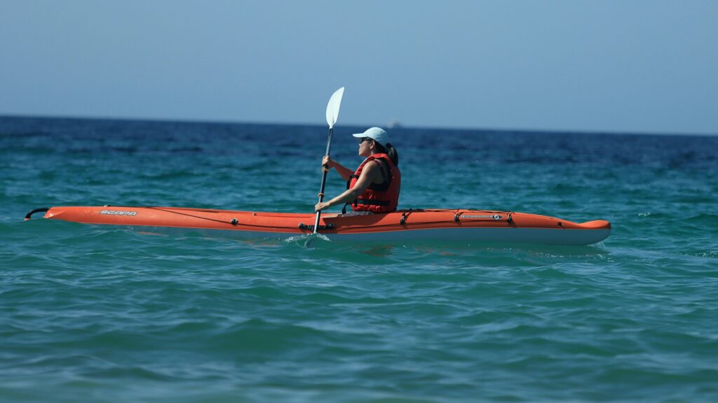 2400 X 1350 Mujer navegando en Kayak