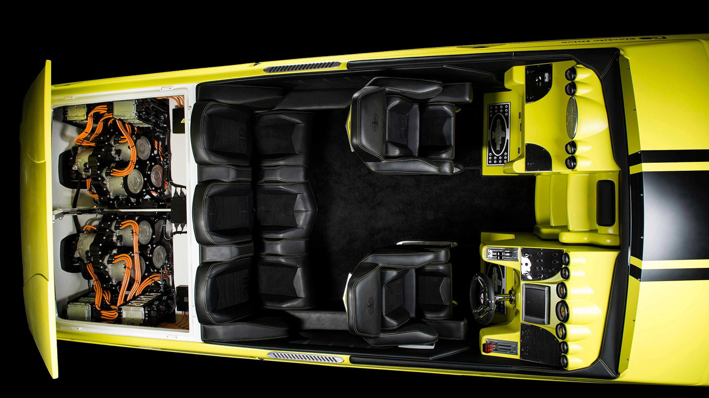 Cockpit del concepto eléctrico Cigarette 2013, con las tapas de motores abiertas